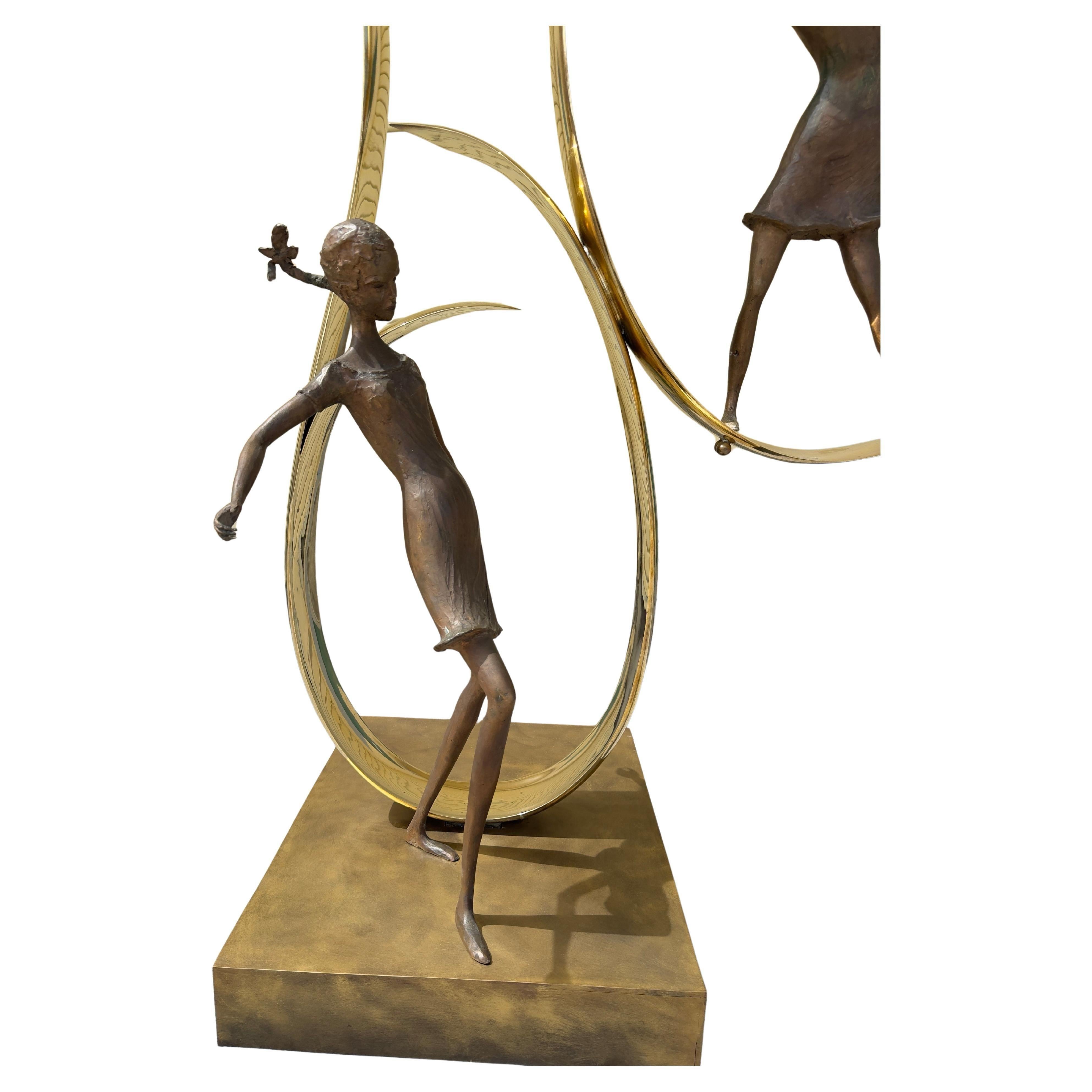Scultura in bronzo di grandi dimensioni senza titolo di quattro ragazze giocose - Figurative Sculpture Oro di Carla Lavatelli