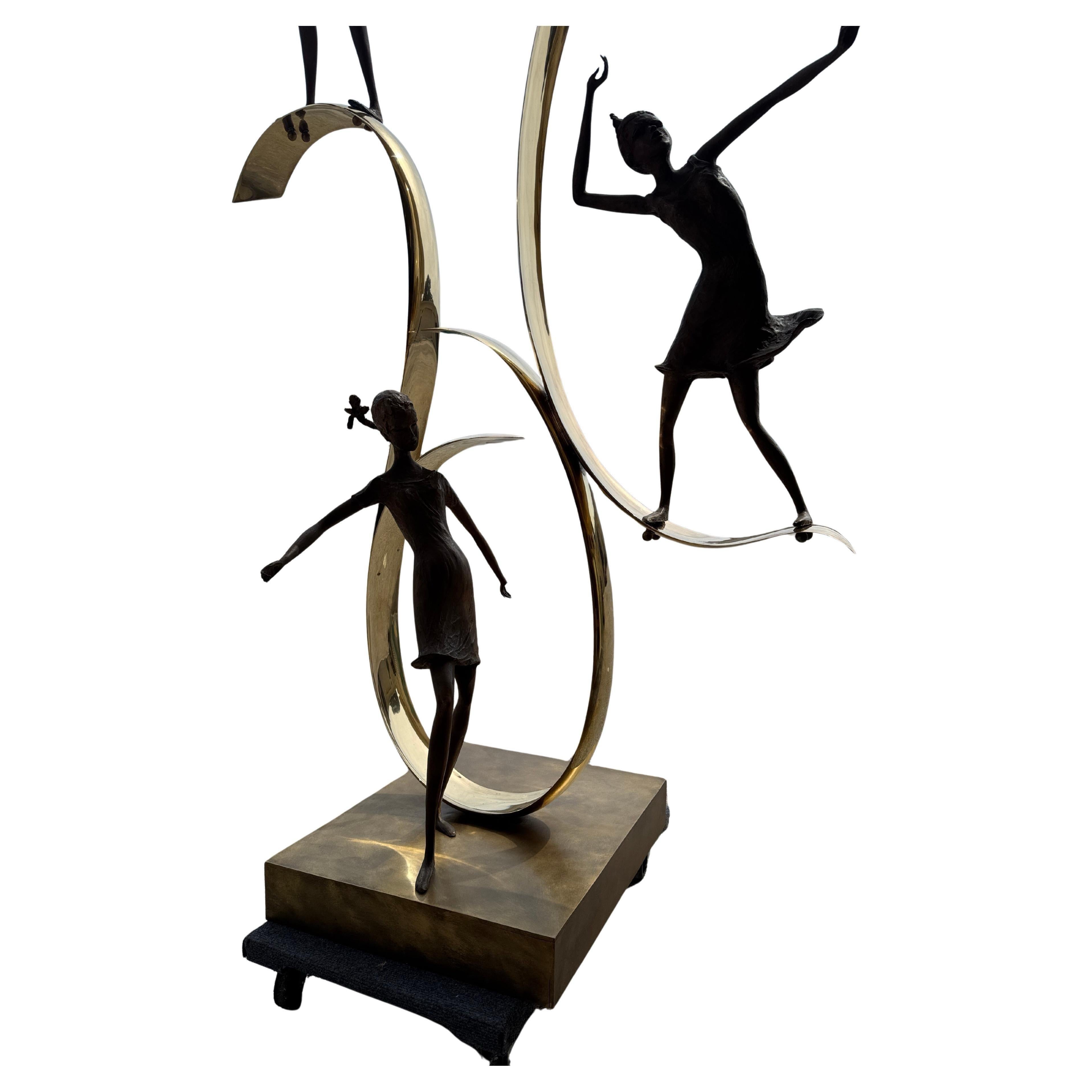 Scultura in bronzo di grandi dimensioni senza titolo di quattro ragazze giocose in vendita 1