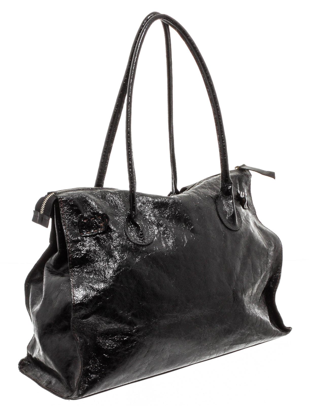 Carla Mancini black crinkle patent leather tote bag with black nylon lining, interior zip pocket, front exterior flap pocket, zip top closure.
15016MSC CON