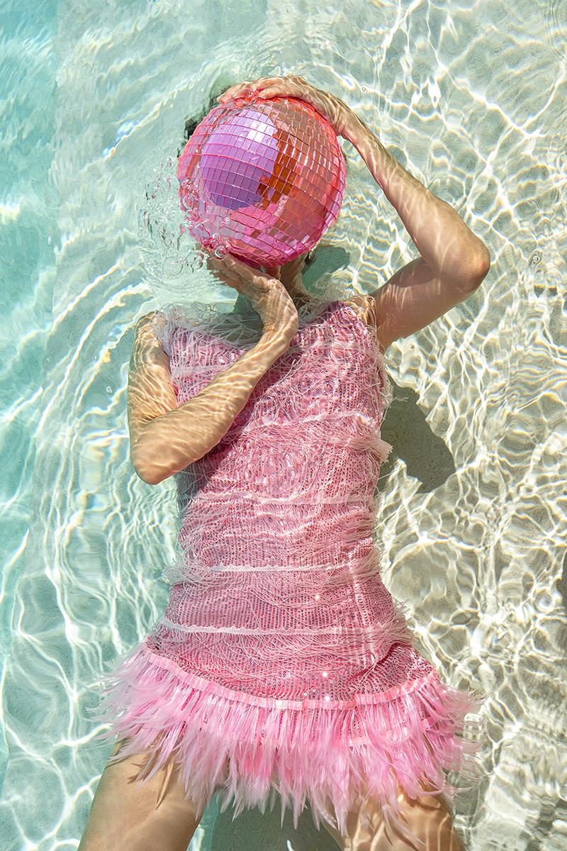 Carla Sutera Sardo Figurative Print – Light Up Rosa