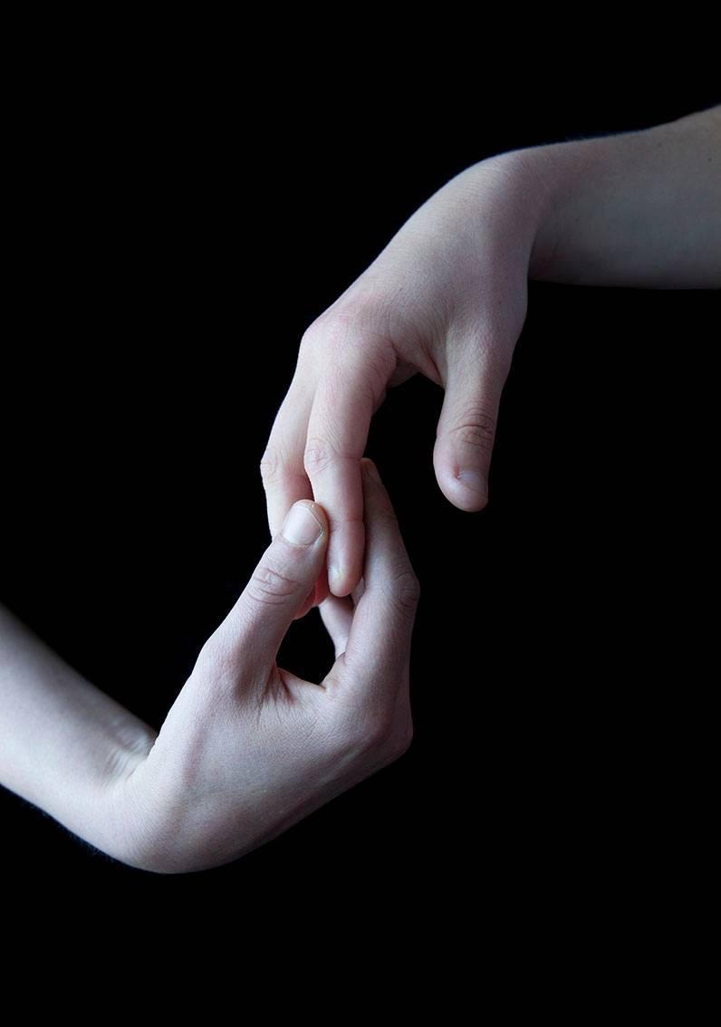 Color Photograph di Carla van de Puttelaar - Luce tattile