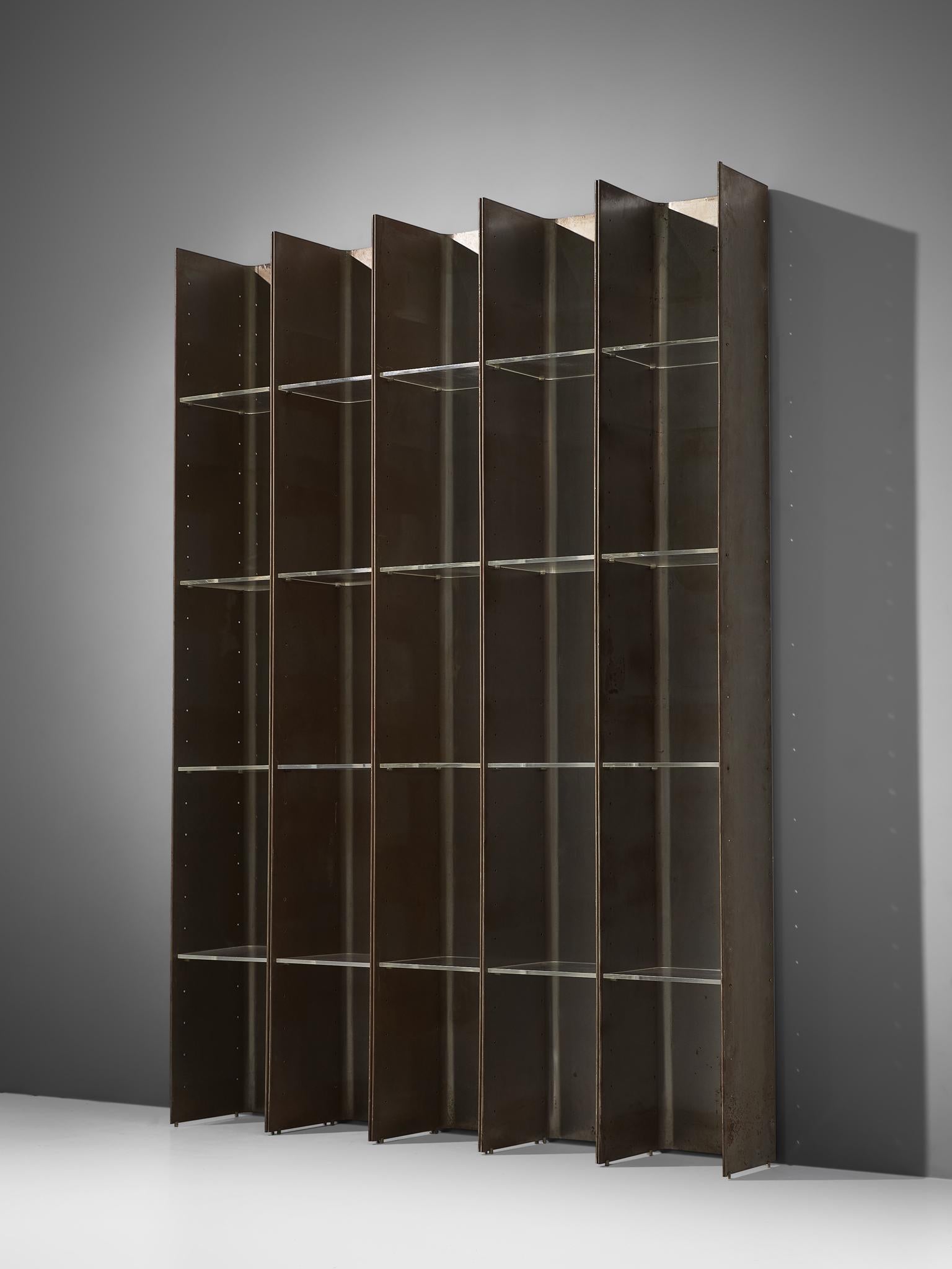 Carla Venosta & Guido Zimmerman for Arflex, bookcase 'Valiant', in steel and plexiglass, Italy, 1971. 

This steel bookcase with plexiglass shelves has a clean and geometric design which is emphasized by the rawness of the materials. This