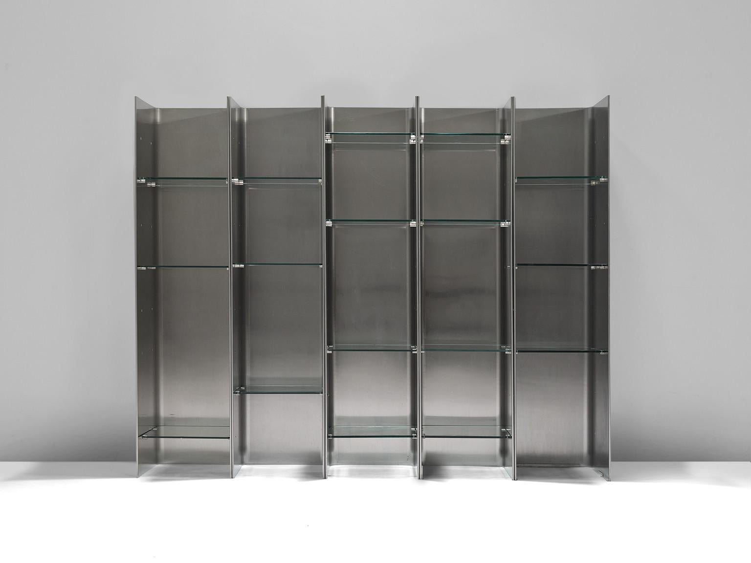Bookcase by Carla Venosta & Guido Zimmerman for Arflex, Italy, 1970s

This steel bookcase with plexiglass shelves has a clean and geometric design which is emphasized by the rawness of the materials. This particular unit consists of five vertical