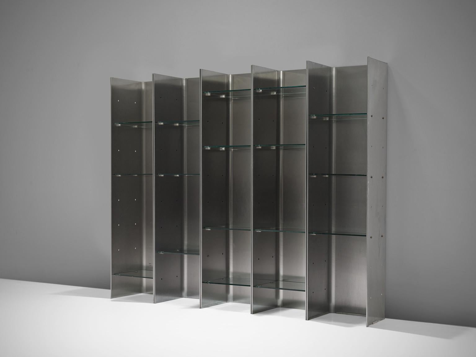 Bookcase by Carla Venosta & Guido Zimmerman for Arflex, metal, Plexiglas, Italy, 1970s

This steel bookcase with Plexiglas shelves has a clean and geometric design which is emphasized by the rawness of the materials. This particular unit consists of