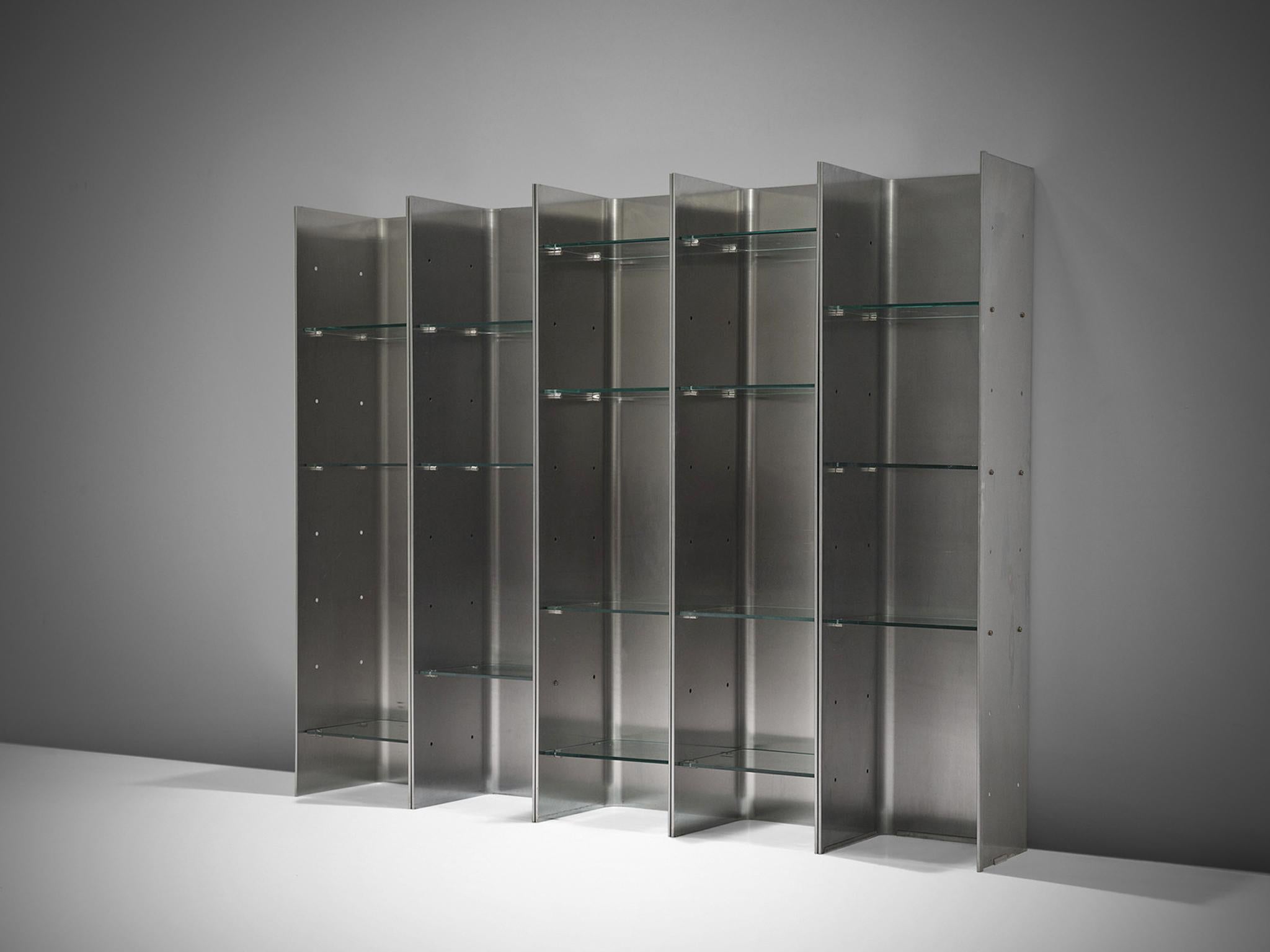 Bookcase by Carla Venosta & Guido Zimmerman for Arflex, metal, plexiglas, Italy, 1970s

This steel bookcase with plexiglas shelves has a clean and geometric design which is emphasized by the rawness of the materials. This particular unit consists of
