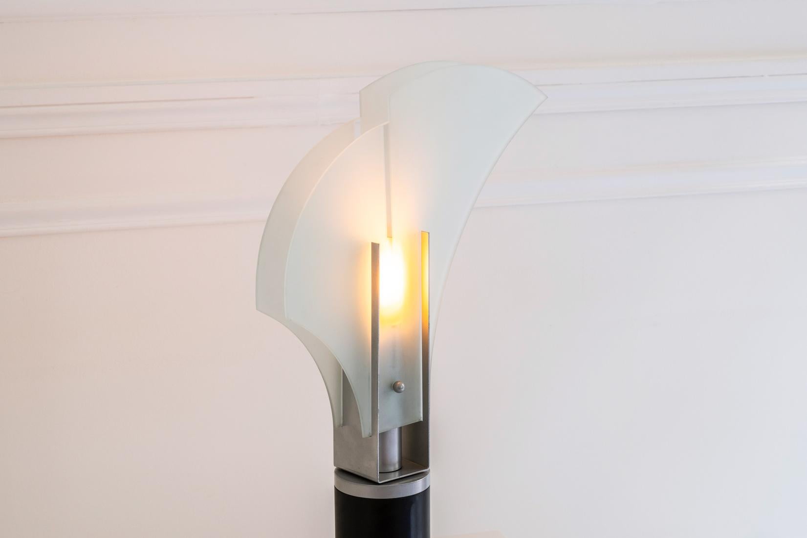 Carla Venosta, italienisches Design, ikonische Mezzo Alfiere-Glas-Tischlampe, 1960er Jahre (Metall) im Angebot