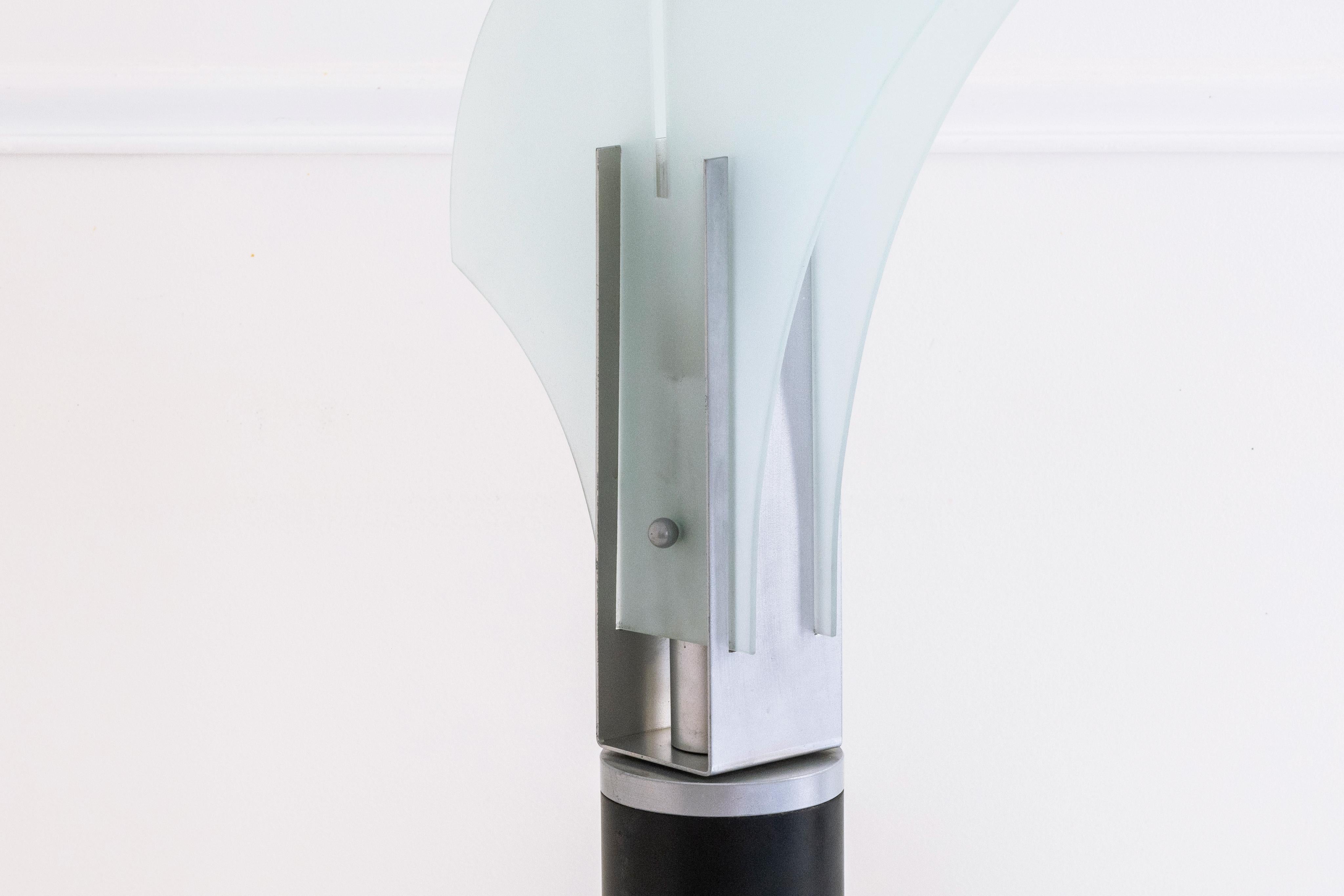 Carla Venosta, italienisches Design, ikonische Mezzo Alfiere-Glas-Tischlampe, 1960er Jahre im Angebot 1