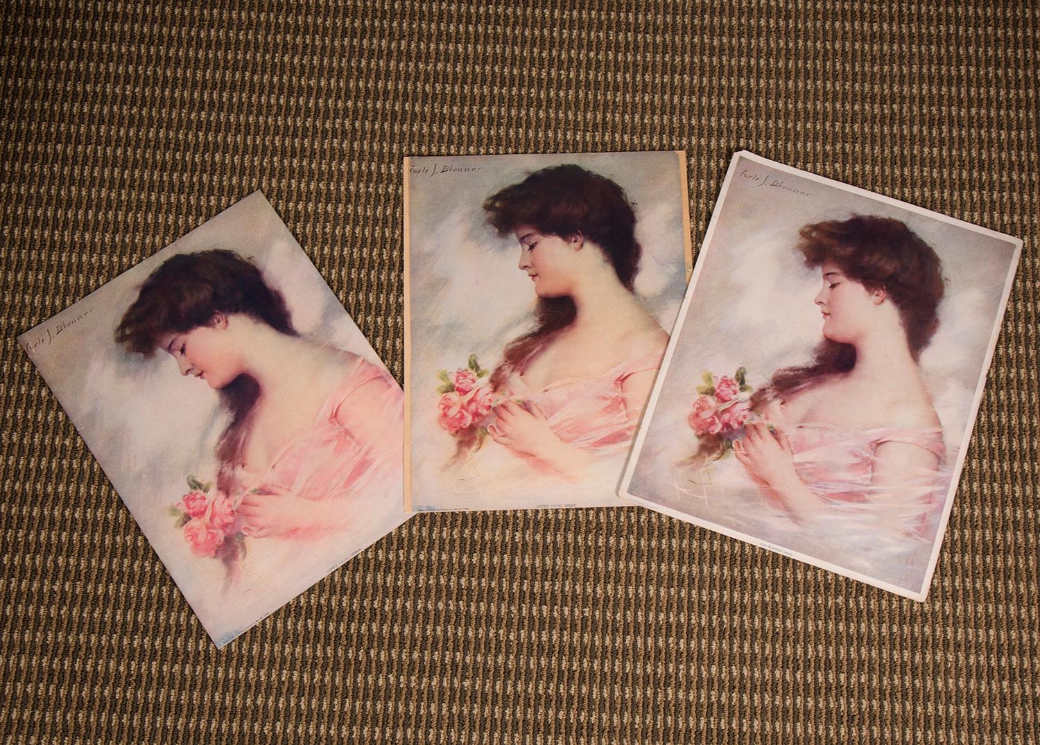 Dies ist ein sanftes, stimmungsvolles und stimmungsvolles Pastell der viel gelisteten und produktiven Illustratorin Carle J. Blenner. Es zeigt ein hübsches edwardianisches Mädchen in einem locker sitzenden rosa Kleid mit tiefem Ausschnitt, der einen