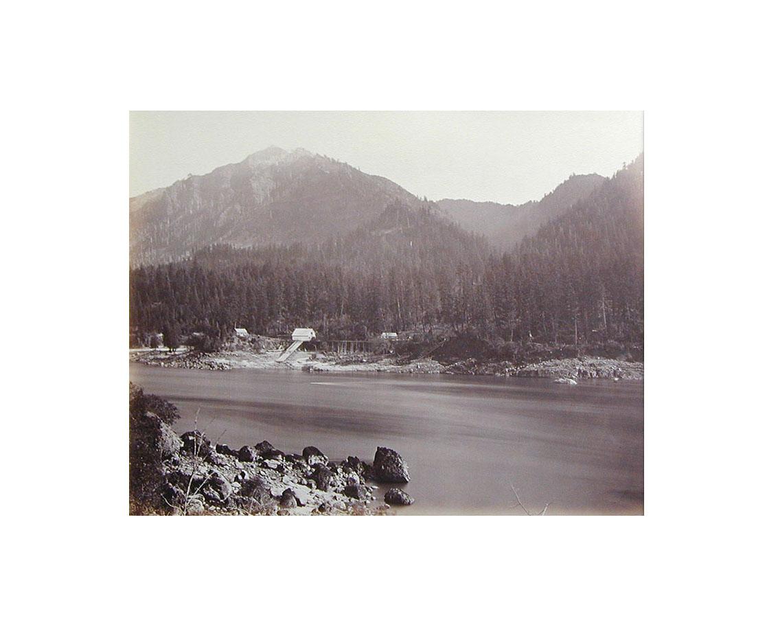 Black and White Photograph Carleton Watkins - Paysage au milieu de l'Oregon, depuis le côté de l'Oregon