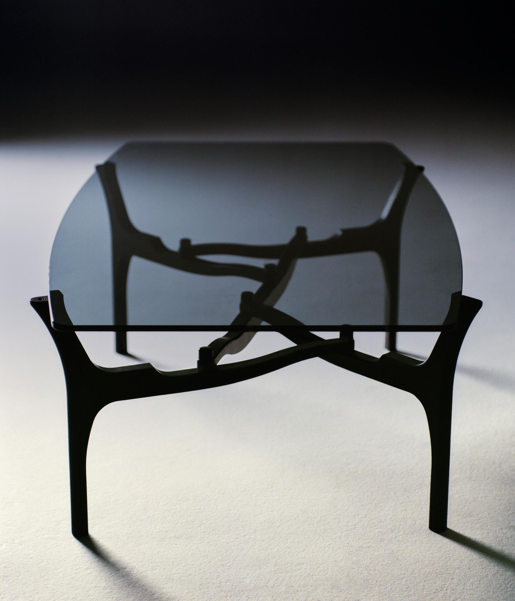 Espagnol Table de salle à manger Carlina, par Oscar Tusquets, frêne noir, verre fumé, Contemporary en vente