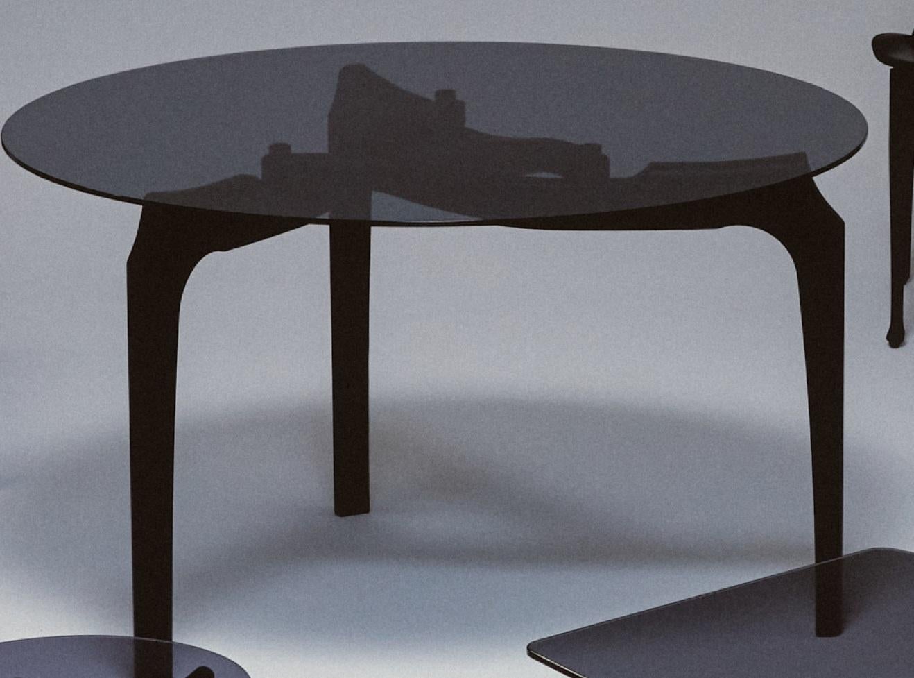 Carlina Round Dining Table by Oscar Tusquets
Dimensions: Ø 120 x H 74 cm.
Materials: Solid ash timber and tempered smoked glass.

Solid ash timber structure, stained black. 1 cm thick tempered smoked glass top.

Gaulino Family
Distinctive