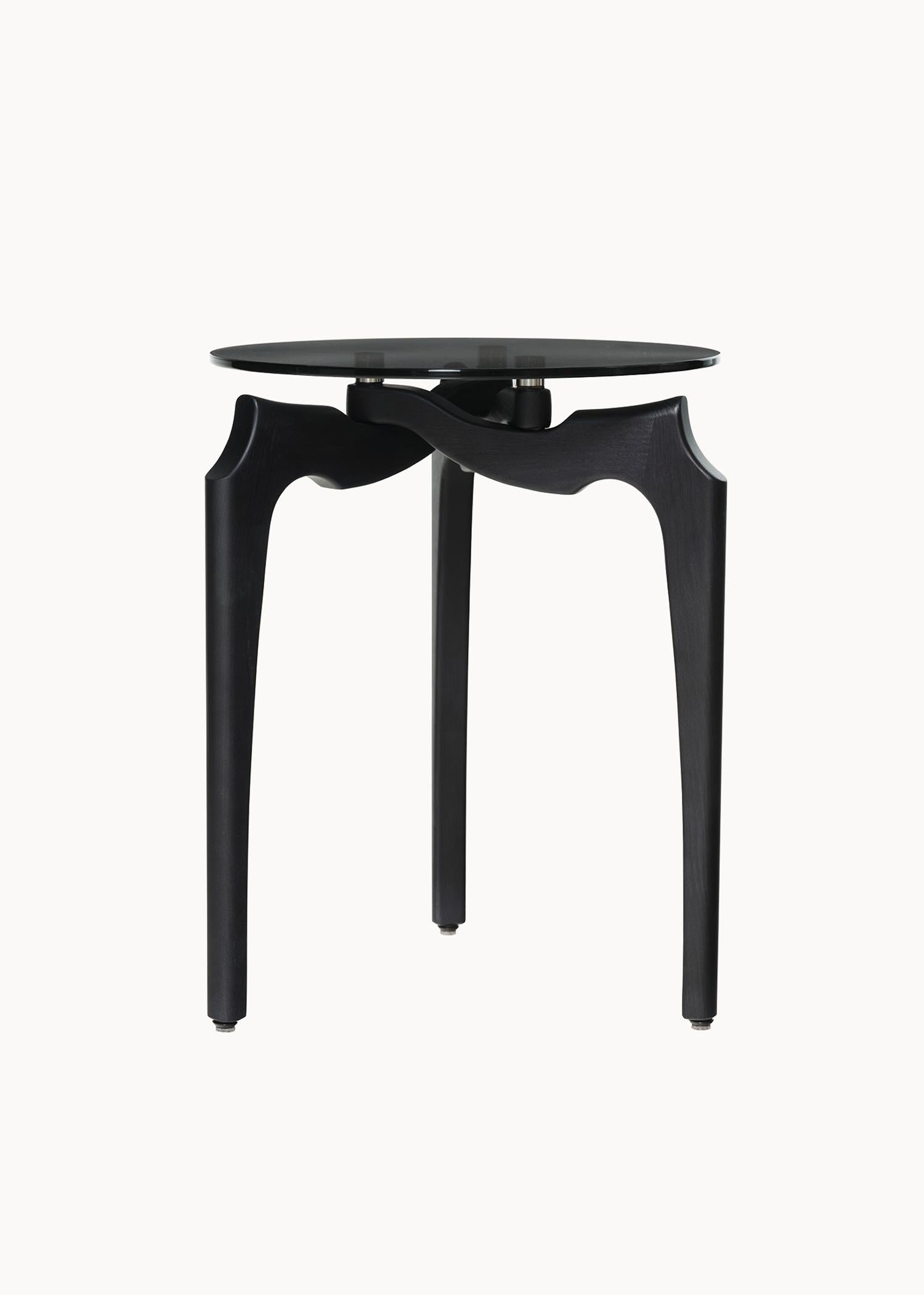 Carlina Side Table by Oscar Tusquets
Dimensions: Ø 40 x H 50 cm.
Materials: Solid ash timber and tempered smoked glass.

Solid ash timber structure, stained black. 1 cm thick tempered smoked glass top.

Gaulino Family
Distinctive elements of