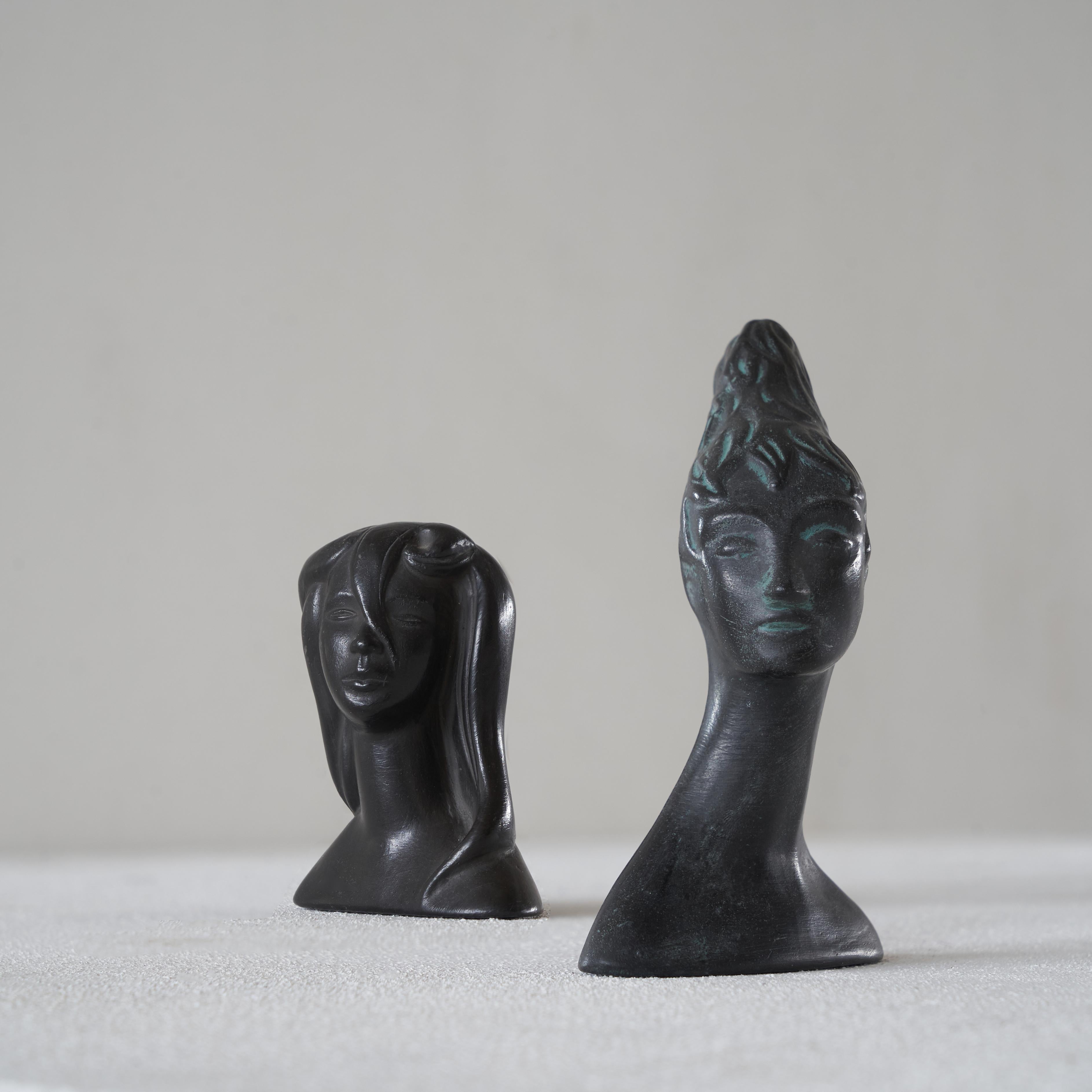 Carlo Alberto Rossi pair of 'Bucchero' female heads attributed to Giò Ponti. Mid-20th century, Italy.

This is a rare and marvelous pair of little mid-century ceramic heads by Carlo Alberto Rossi after a design attributed to Giò Ponti. Very