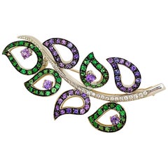 Carlo Barberis Broche Hoja 18 Quilates GT, Diamante, Zafiro Lavanda y Tsavorita