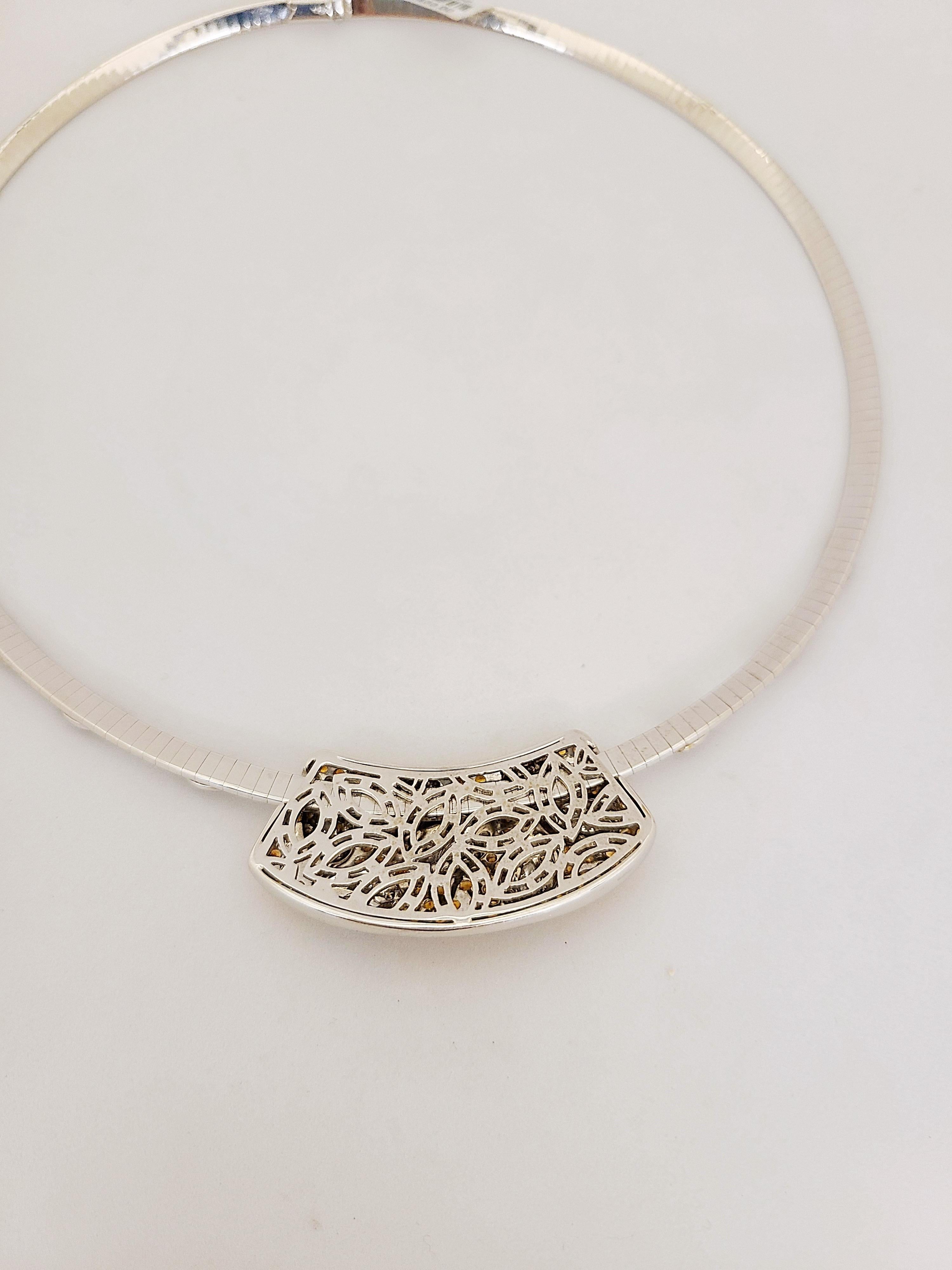 Taille ronde Carlo Barberis Collier en or blanc 18KT, saphirs jaunes, diamants bruns et blancs en vente