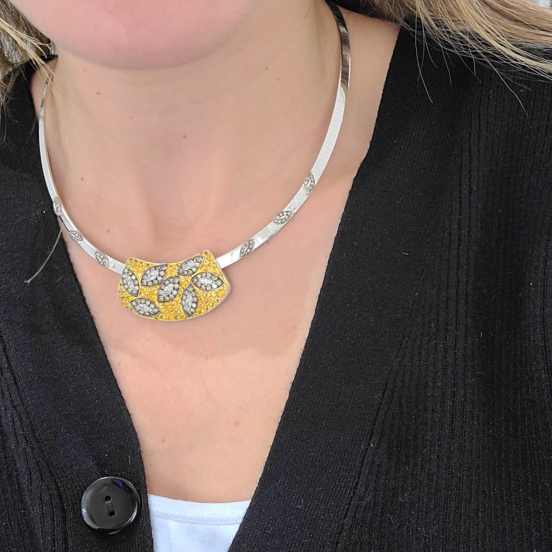 Carlo Barberis Collier en or blanc 18KT, saphirs jaunes, diamants bruns et blancs Unisexe en vente