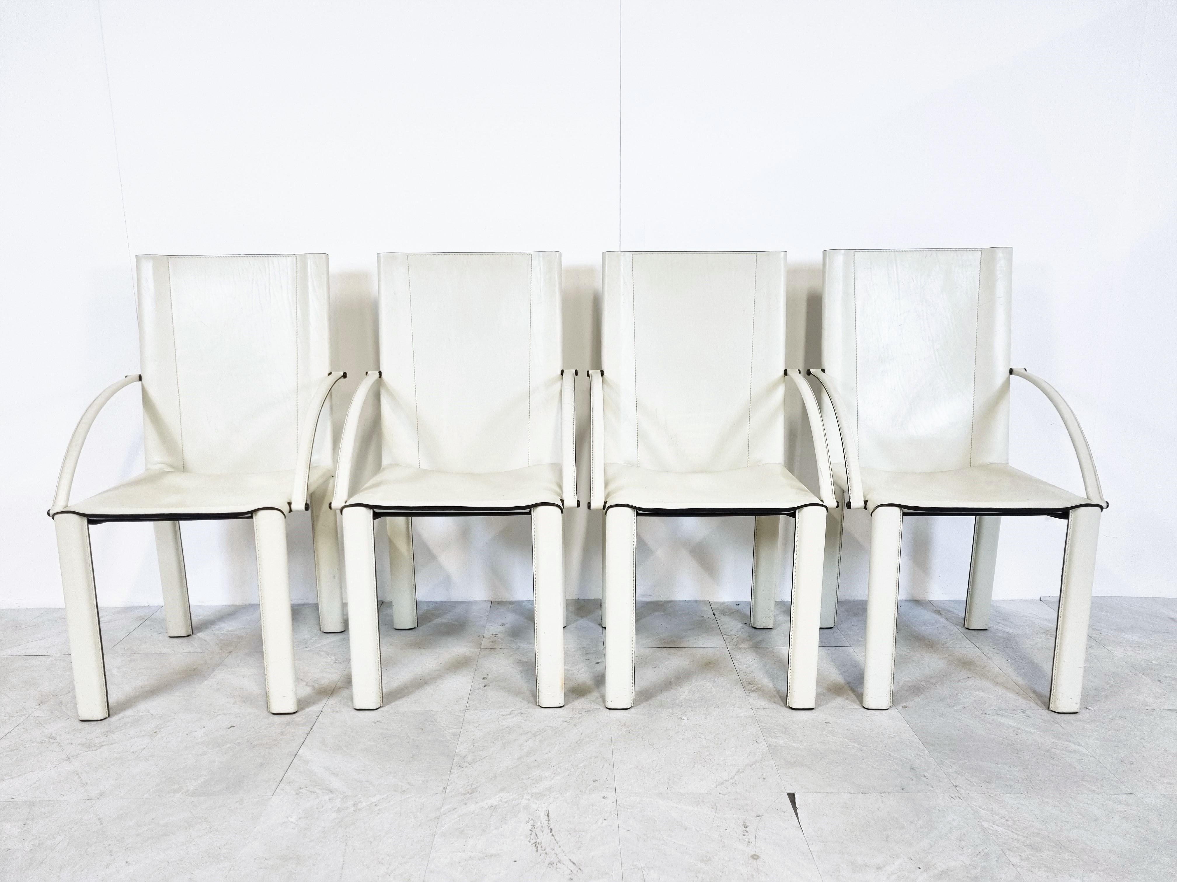 Chaises de salle à manger vintage en cuir blanc, conçues par Carlo Bartoli pour Matteo Grassi. Modèle Carol

Chaises de salle à manger confortables avec accoudoirs.

Bon état général

années 1980 - Italie

Dimensions
Hauteur :