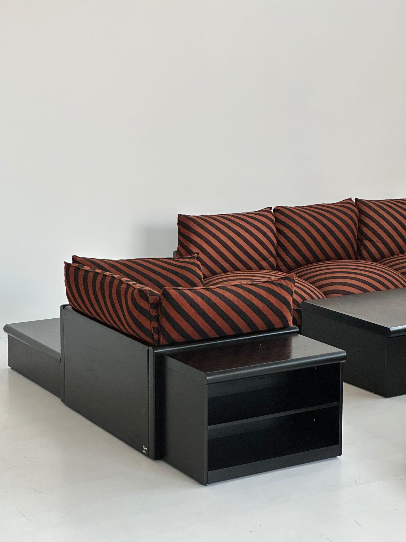 Carlo Bartoli for Rossi di Albizzate, Sectional Sofa Model 'Down'

This design embodies the bold and vibrant ethos of the 1970s, characterized by voluminous shapes and clean, sharp lines. Part of the 'Down' series, this sectional sofa blurs the