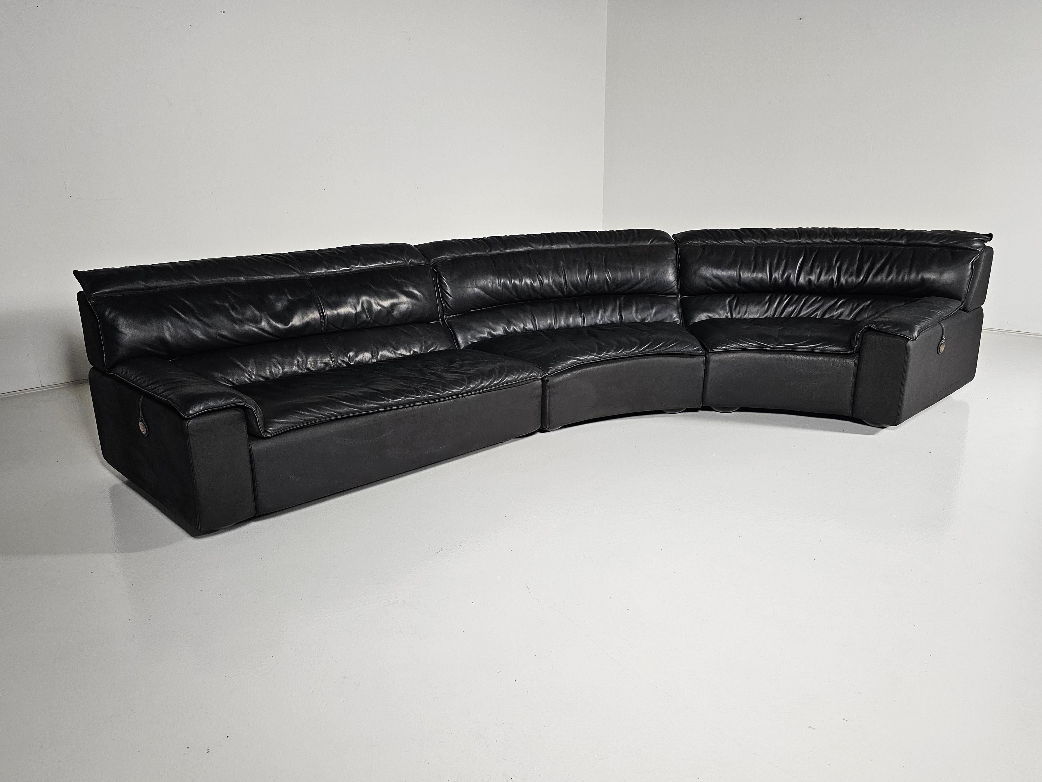 Carlo Bartoli for Rossi di Albizzate, modular 'Bogo' sofa, leather, Italy, 1976

This seating system consists of three elements. Maximum comfort is guaranteed using the thick seating cushions and the large seats

Carlo Bartoli (Milan, 1931-) is an