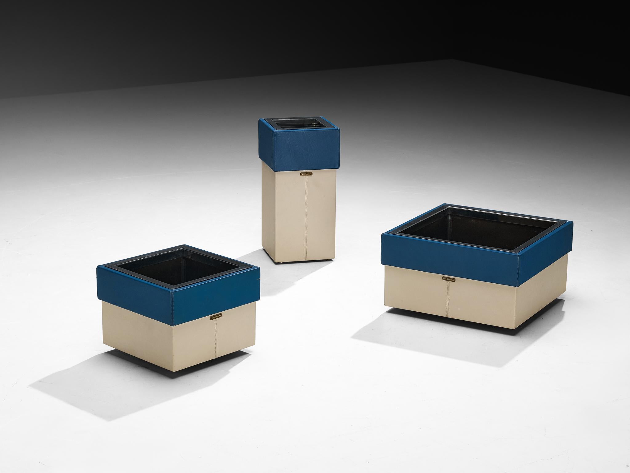 Carlo Bartoli pour Rossi di Albizzate, ensemble de trois coffres de rangement / jardinières, cuir, plastique, métal, Italie, 1976

Cet ensemble polyvalent a de multiples fonctions : il peut servir de coffre à couvertures, de jardinière ou, dans le