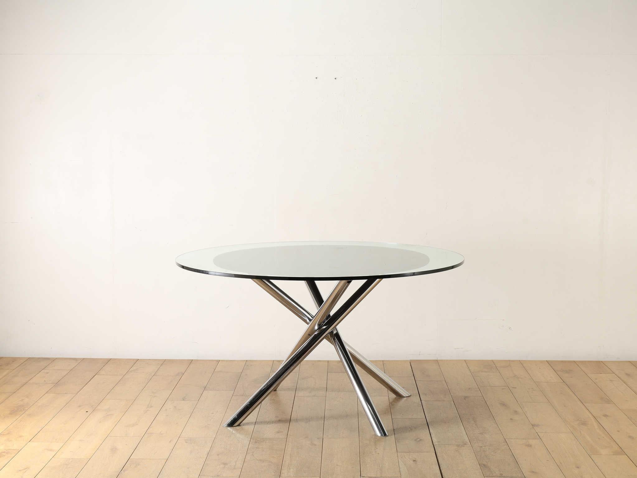 Cette table à plateau en verre est dotée de pieds en métal sculptés uniques qui s'étendent vers l'extérieur dans de multiples directions, ce qui lui confère un caractère incomparable et unique en son genre. Le plateau de la table est fabriqué en