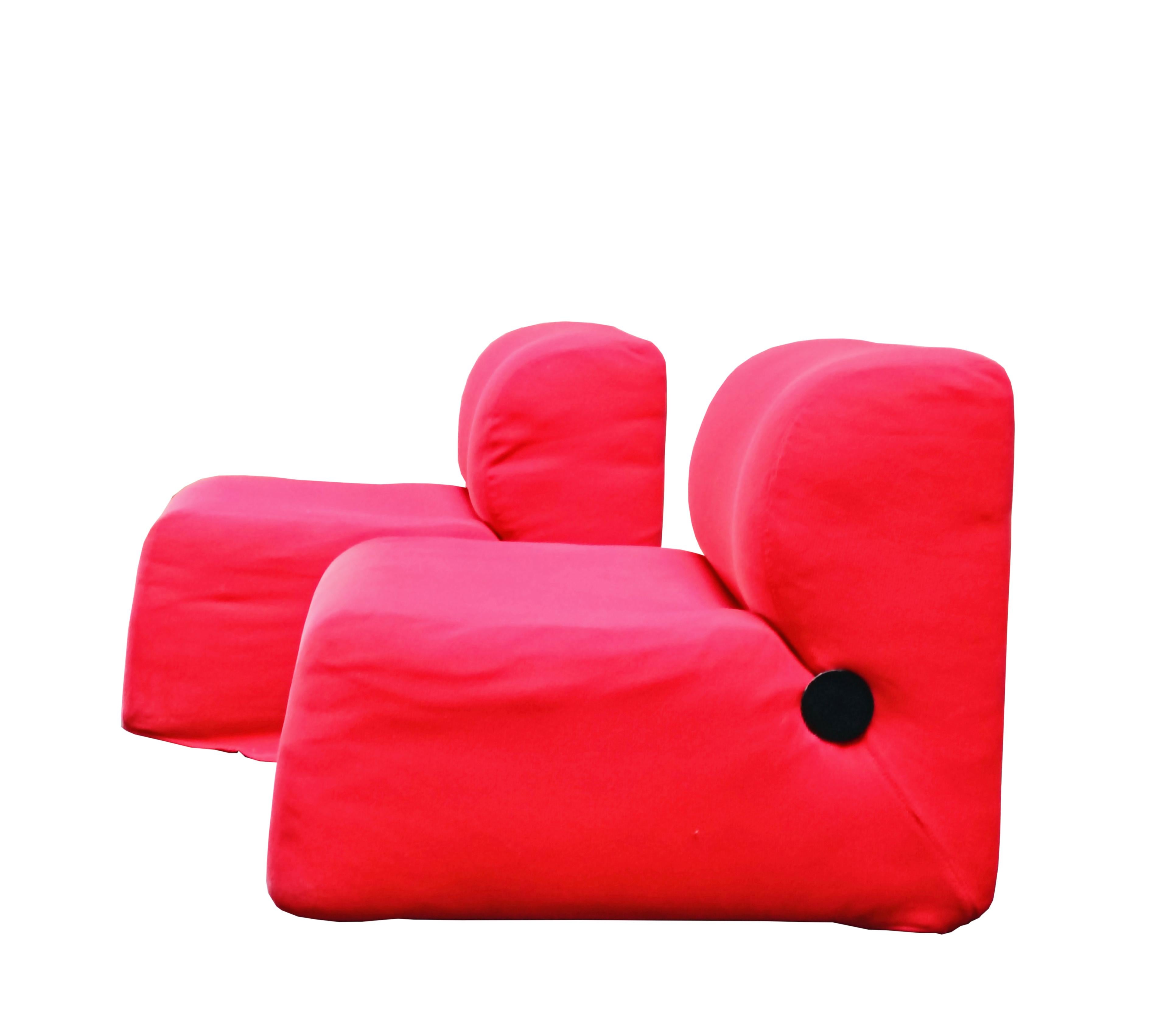 Coppia di poltrone modello Bubble disegnate da Carlo Bartoli per la Ditta Rossi di Albizzate negli anni 70 in materiale plastico con imbottitura e rivestimento originale in tessuto rosso sfoderabile. Buone condizioni tessuto originale. Con marchio