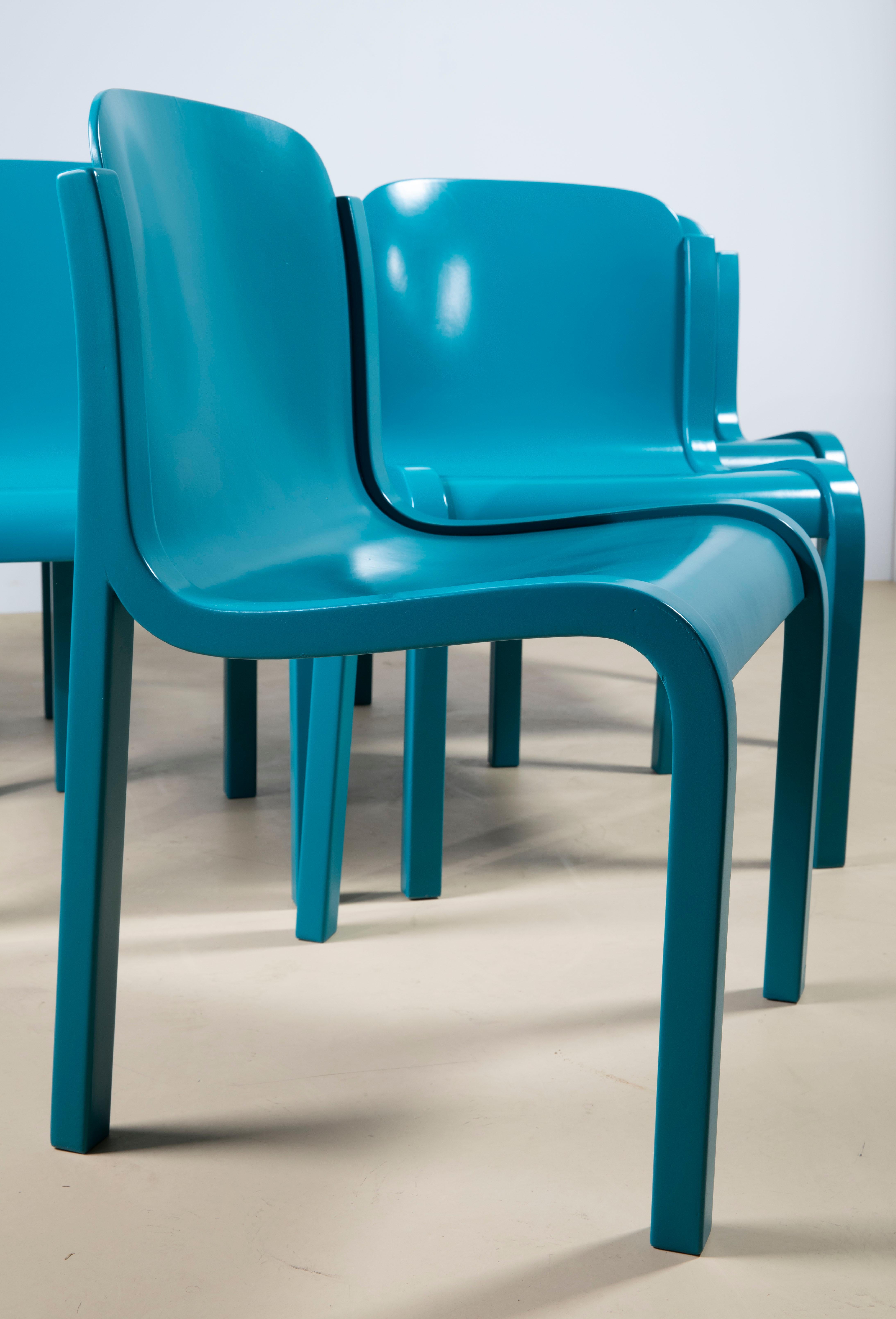 Superbe ensemble de 6 chaises en contreplaqué courbé, laqué dans des tons bleus, conçu par Carlo Bartoli en 1969 pour Tisettanta. L'ensemble est en très bon état