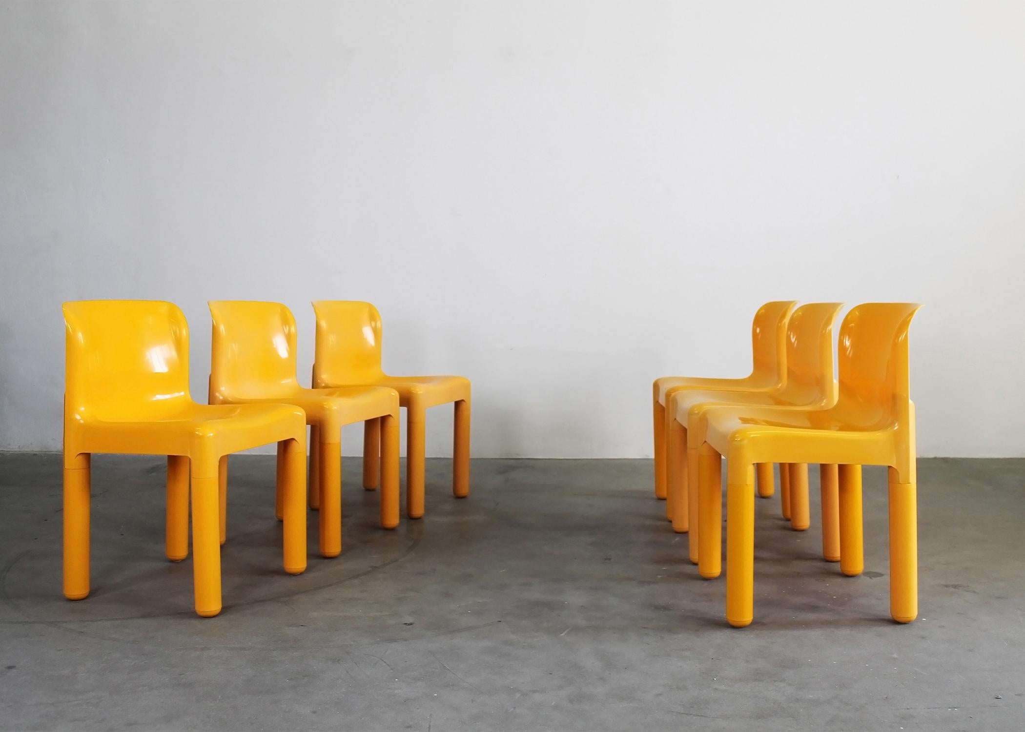 Set di sei sedie 4875 (note anche come Bartoli) disegnate da Carlo Bartoli nel 1974 e prodotte da Kartell. 
Le sedie sono realizzate in polipropilene, un materiale plastico molto resistente e leggero, e sono caratterizzate da un bel colore giallo.