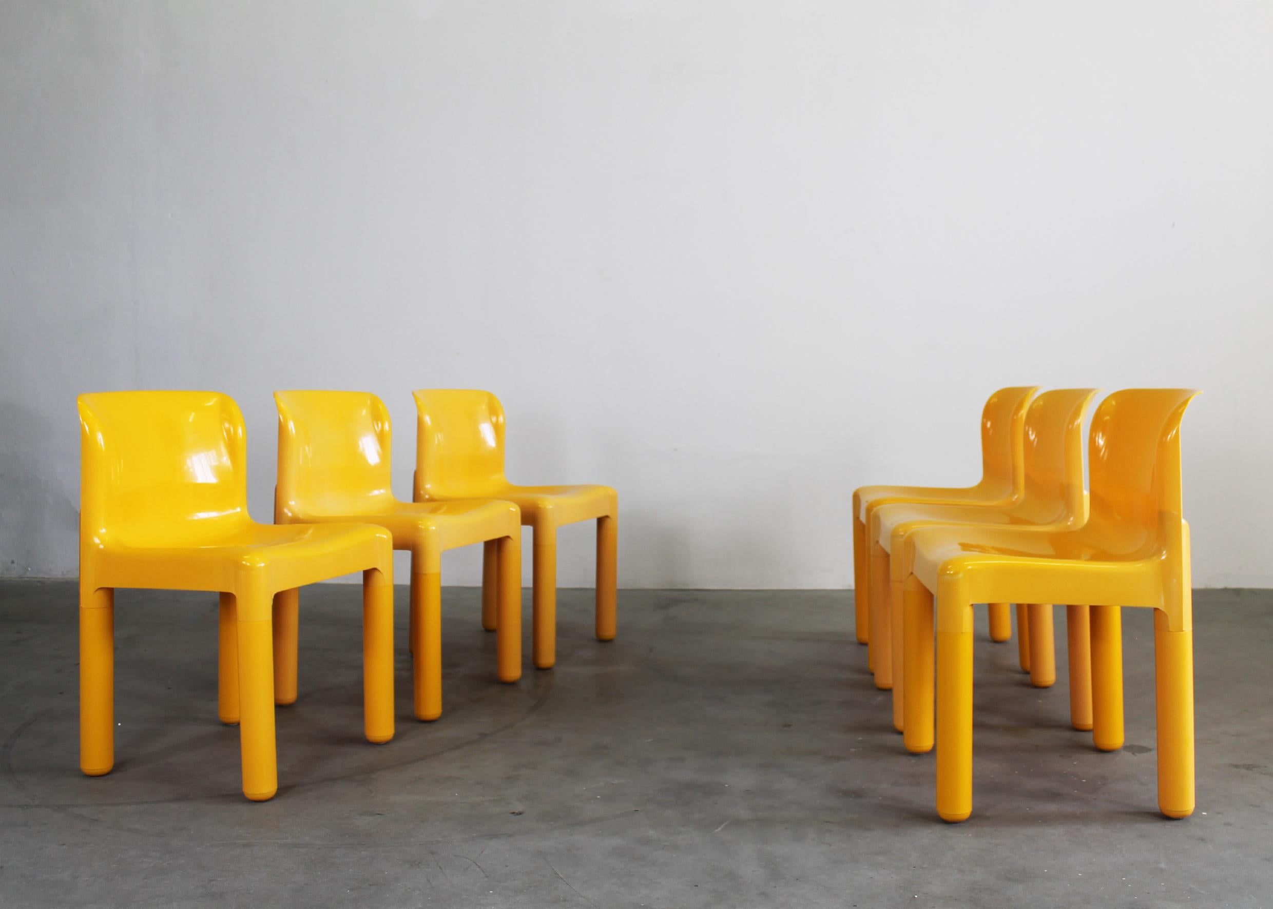 Juego de seis sillas 4875 (también conocidas como Bartoli) diseñadas por Carlo Bartoli en 1974 y producidas por Kartell. 
Las sillas son de polipropileno, un material plástico muy resistente y ligero, y las caracteriza un bonito color amarillo. El