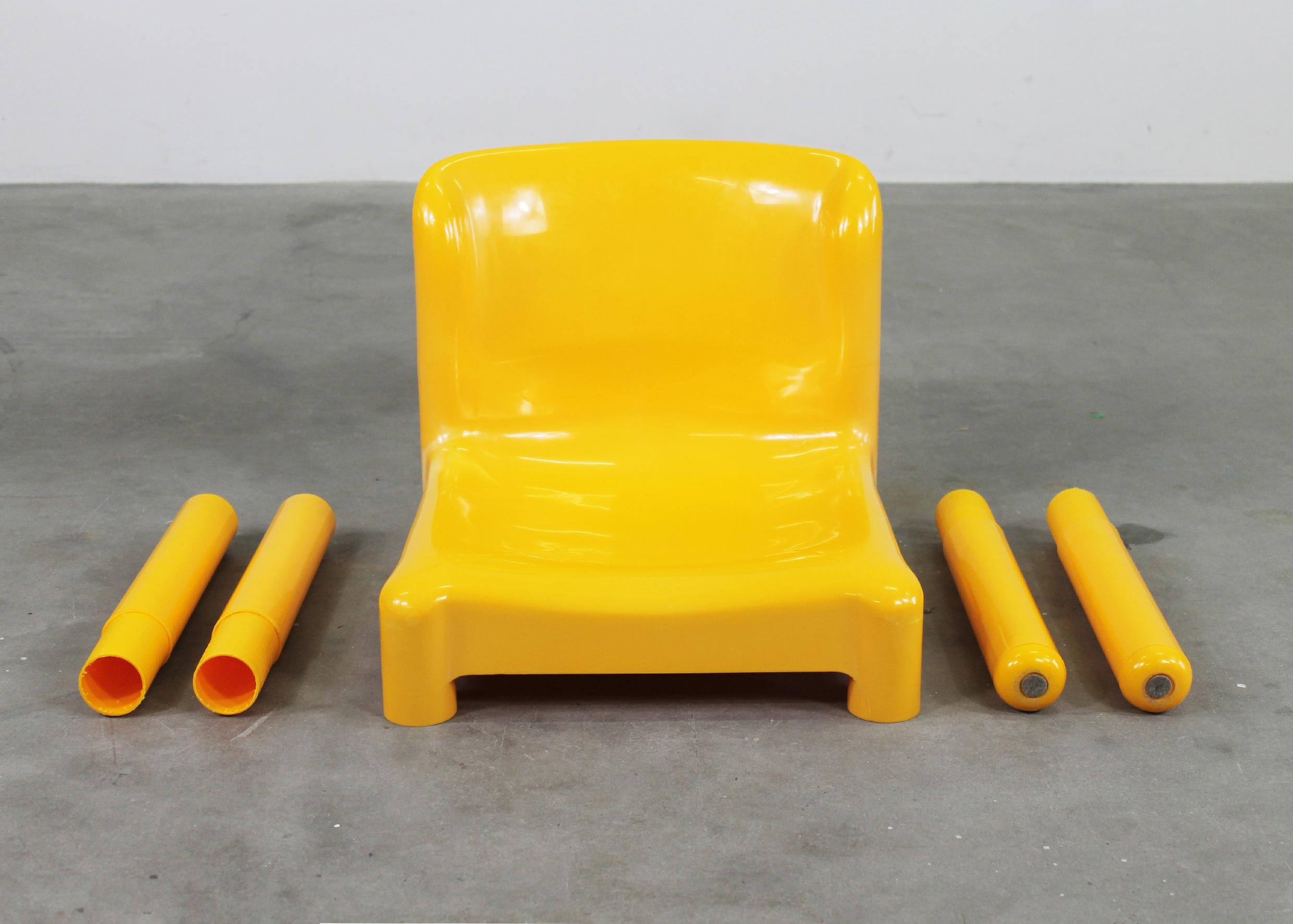 Carlo Bartoli Juego de seis sillas 4875 de plástico by Kartell Años 80 finales del siglo XX en venta