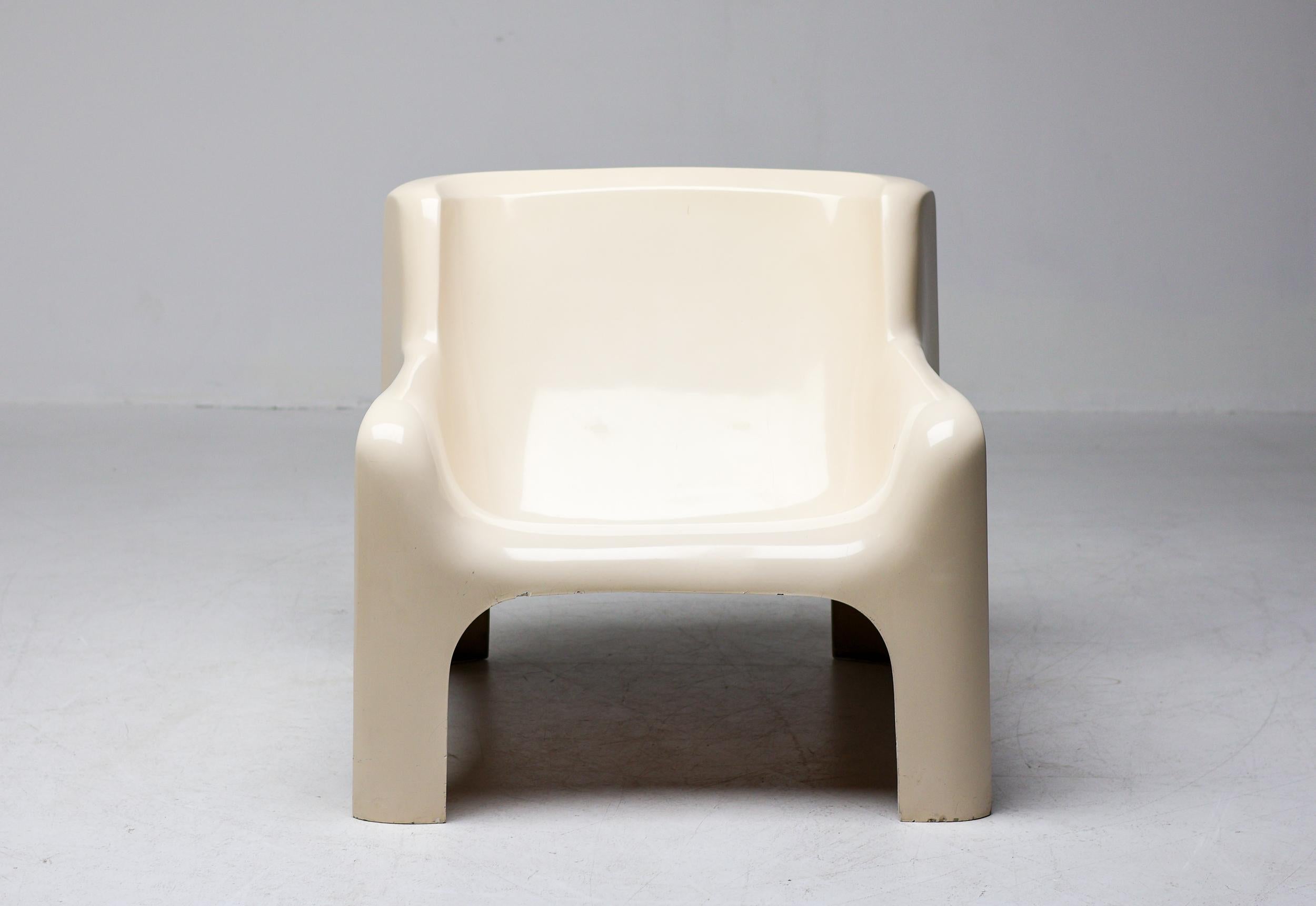Carlo Bartoli Solar Lounge Chair in Fiberglass made by Arflex in 1967.
Fiberglass and polyester resin with lacquer finish.
An identical example is included in the permanent collection of the MoMA in New York.
Fine all original condition with some