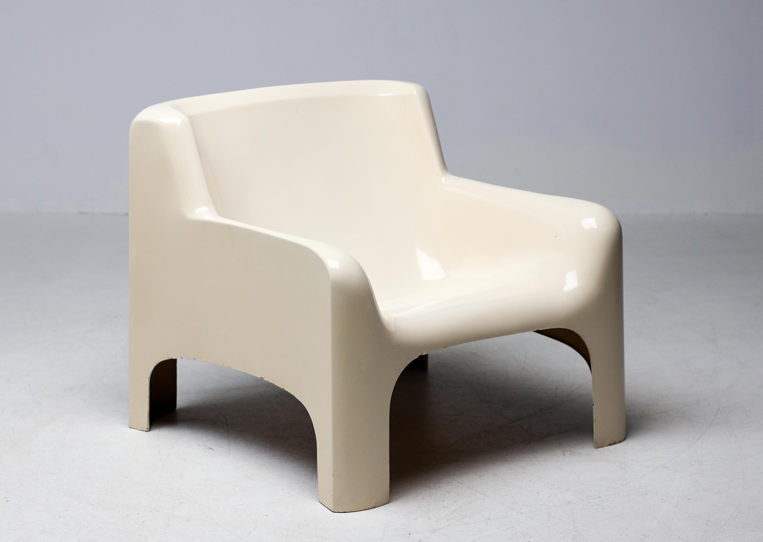 Carlo Bartoli Solar Lounge Chair in Fiberglass made by Arflex in 1967.
Fiberglass and polyester resin with lacquer finish.
An identical example is included in the permanent collection of the MoMA in New York.
Fine completely original condition with