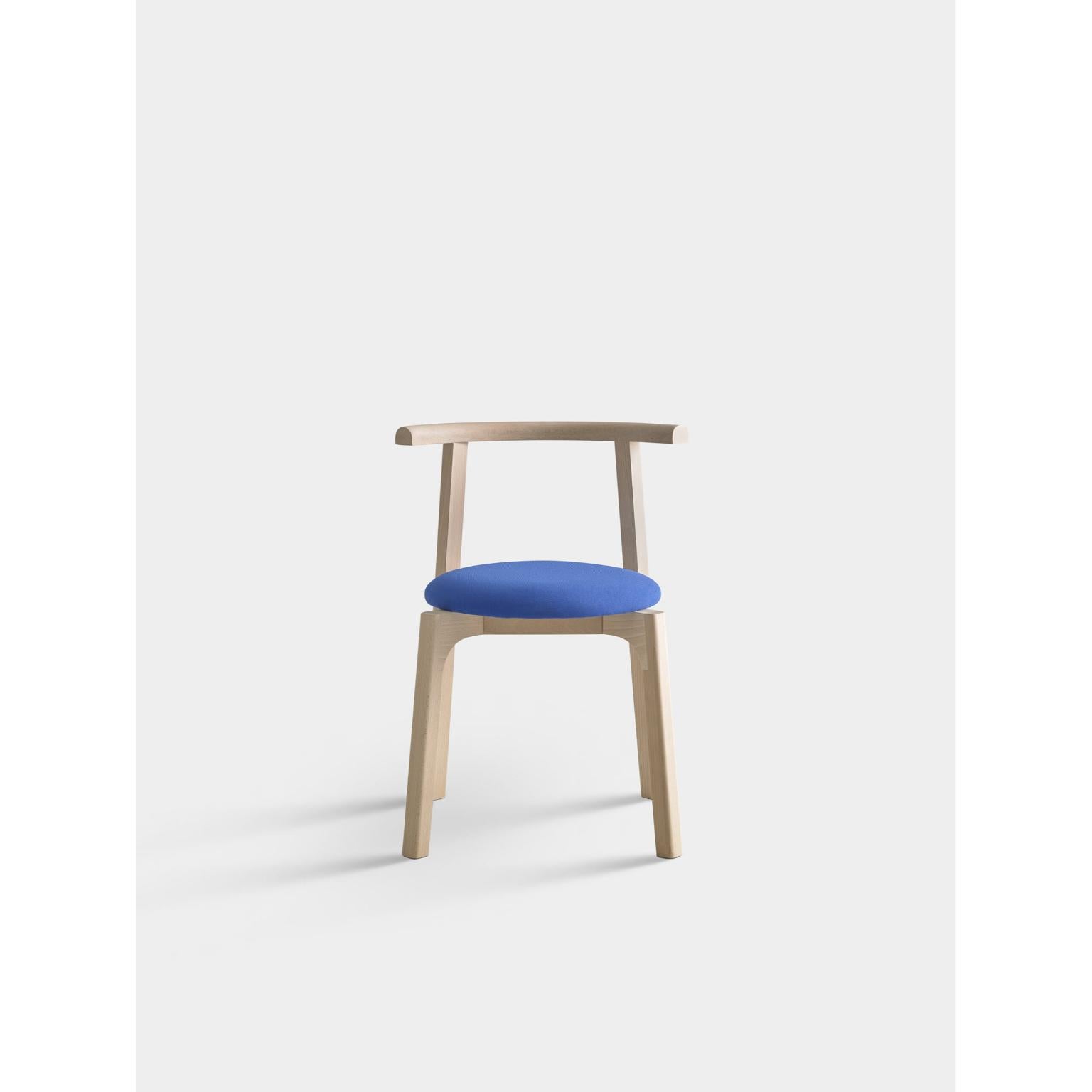 Sedia Carlo in legno di faggio di Pepe Albargues
Dimensioni: L 55 x P 51 x H 73 cm 
Materiali: Struttura in faggio, schiuma CMHR.

Sono disponibili diverse varianti di materiali
Carlo è una sedia in cui le linee rette e curve mostrano