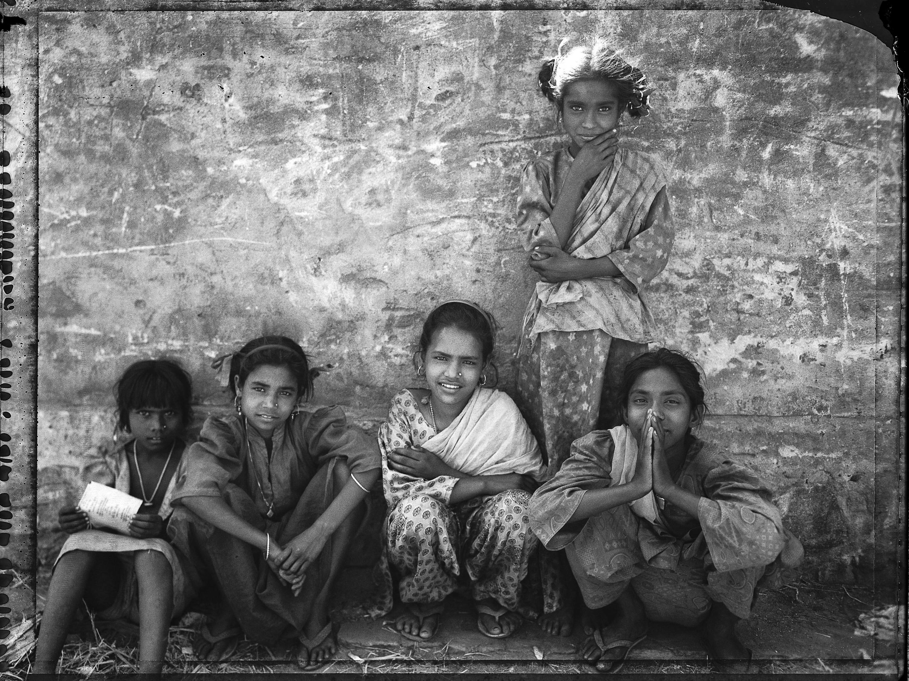 Carlo Bevilacqua Black and White Photograph – Fünf indische Teenager –   Rajastan – Indien – (aus  indische Stillleben-Serie)