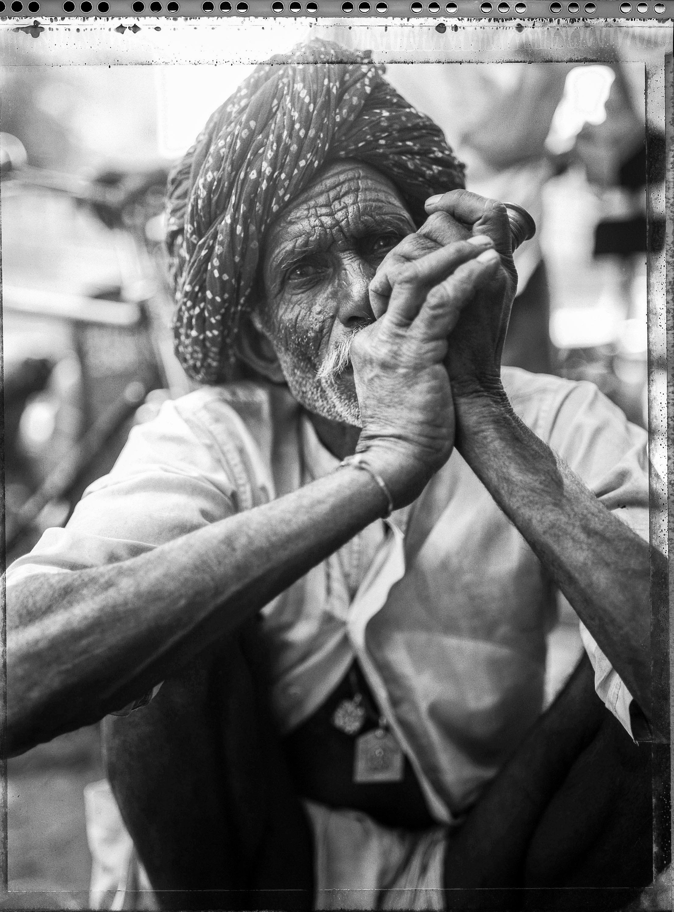 Carlo Bevilacqua Black and White Photograph – Ganja-Raucher -   Rajastan – Indien – (aus  indische Stillleben-Serie)