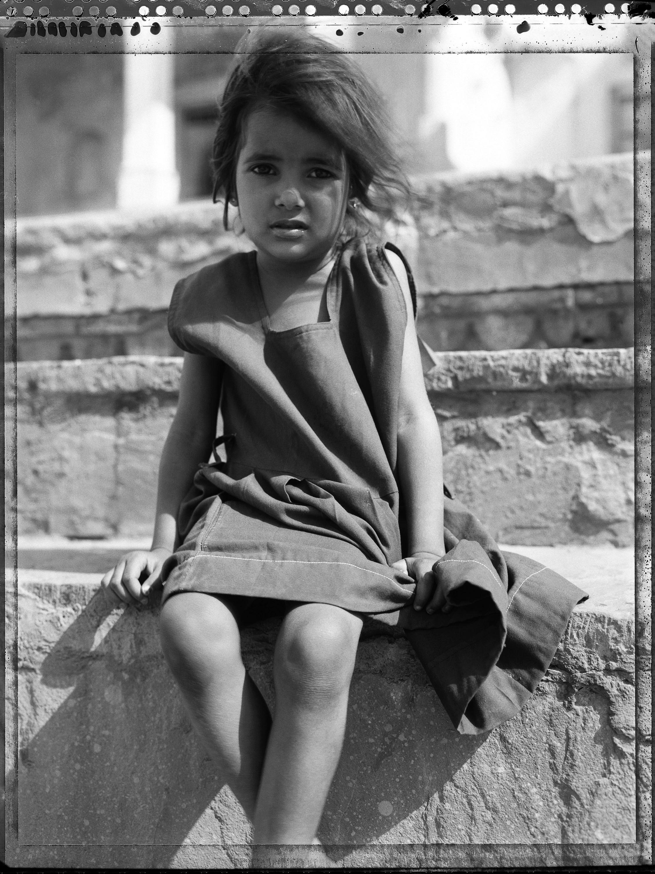 Carlo Bevilacqua Black and White Photograph – Indisches Kind – Pushkar Rajastan – Indien aus der Serie Indische Stillleben 