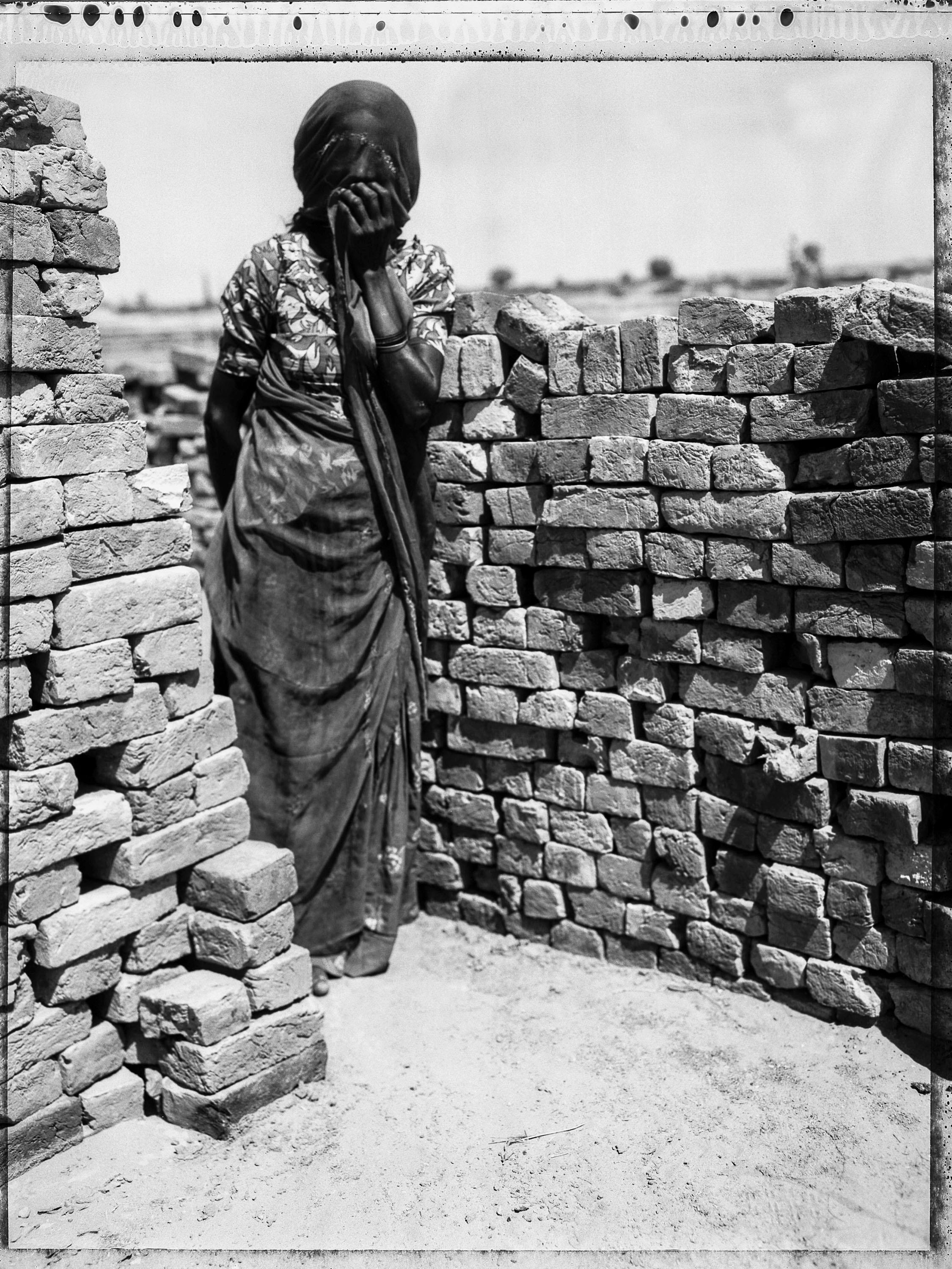 Carlo Bevilacqua Black and White Photograph – Indische Frau in einer Bauwerkstatt – Rajastan – Indien (aus  Indische Stillleben-Serie)