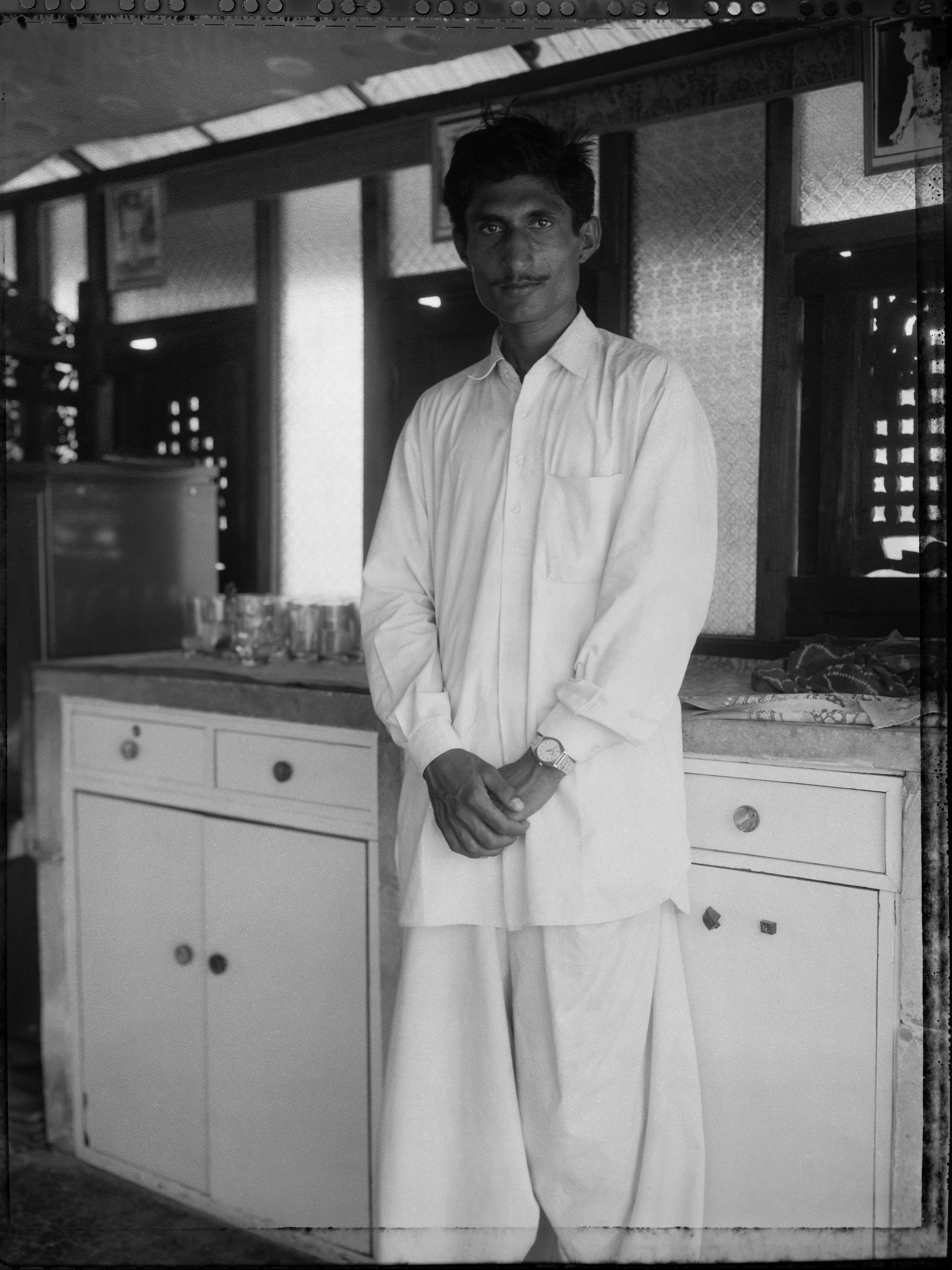Carlo Bevilacqua Portrait Photograph – Jaisalmer Kellner-  Rajastan – Indien – (aus  indische Stillleben-Serie)
