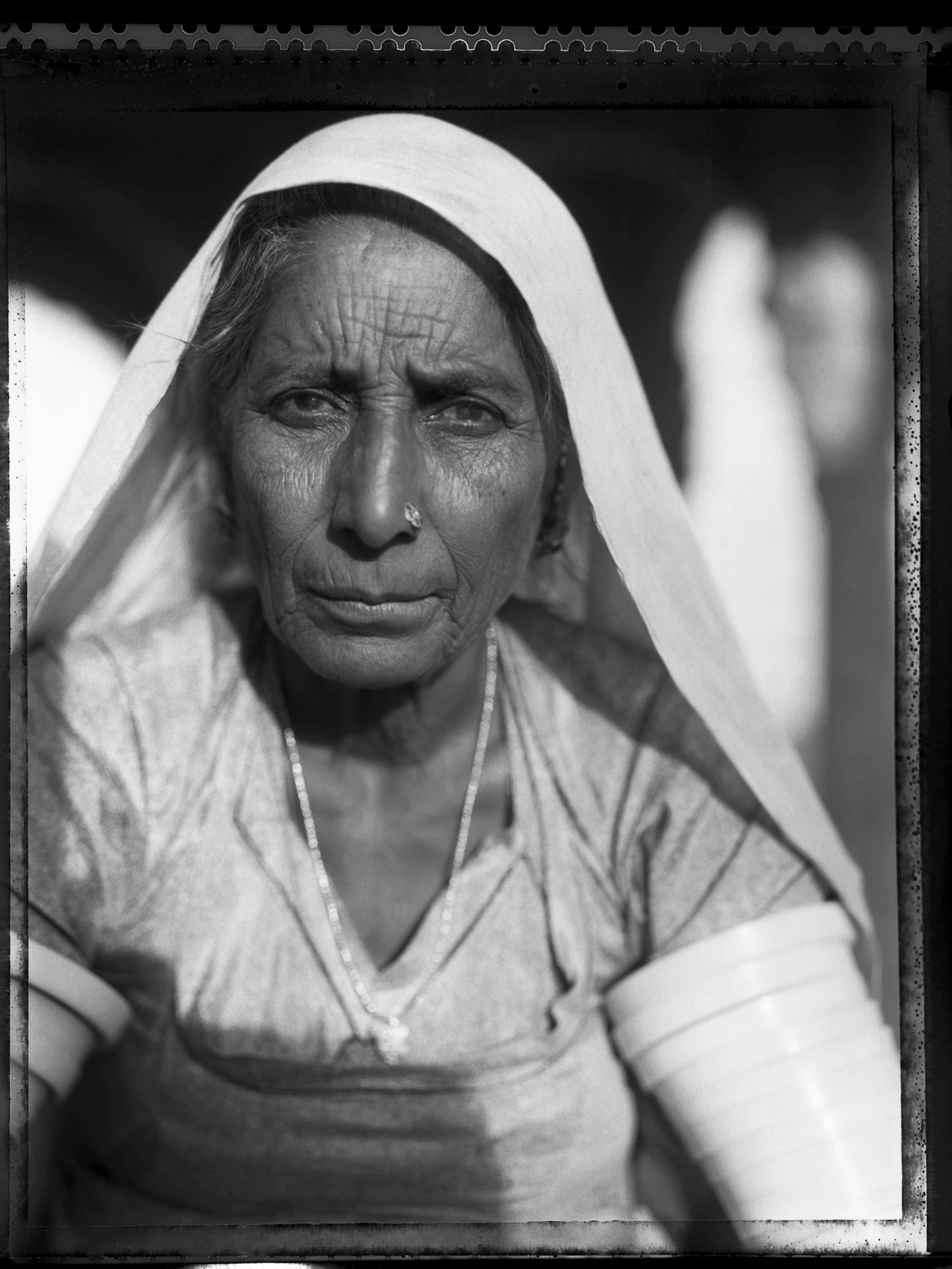 Carlo Bevilacqua Black and White Photograph – Jaisalmer Frau – Rajastan – Indien (aus der Serie Indian Stills)