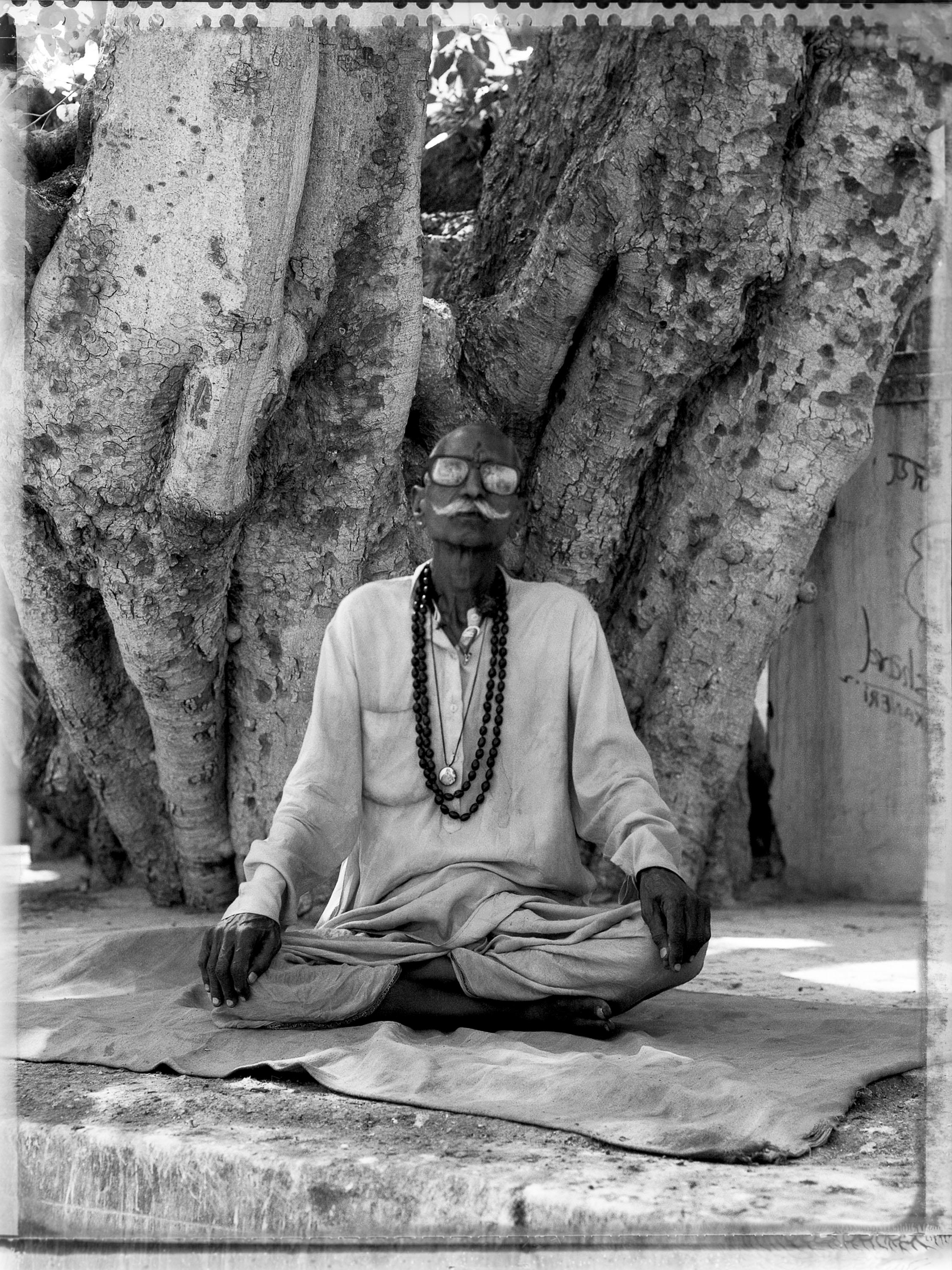 Carlo Bevilacqua Portrait Photograph – Mahatma - Rajastan - Indien (aus der Serie Indian Stills)
