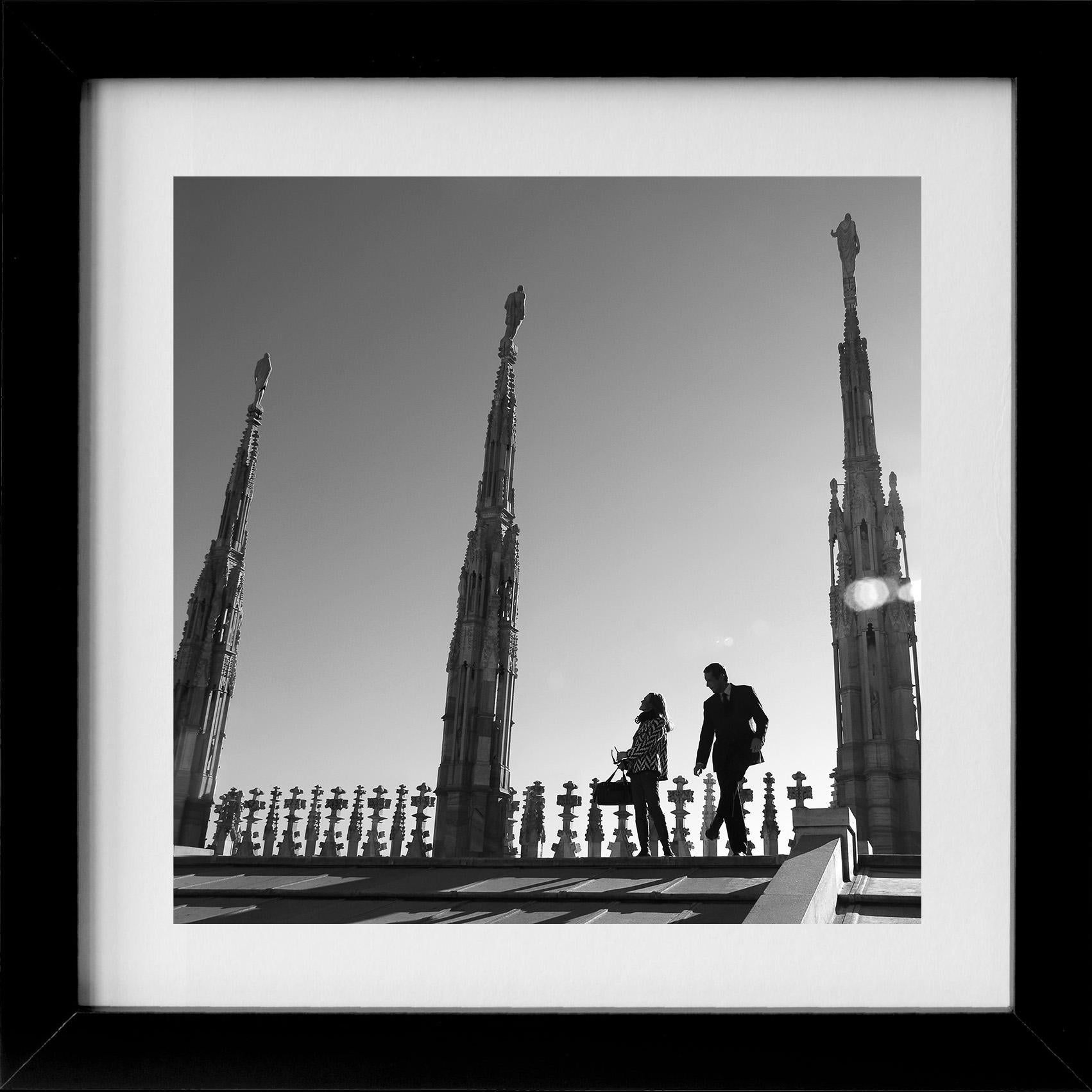 Carlo Bevilacqua Black and White Photograph – Mailand. Sul Duomo  ( dalla Serie In Italia)