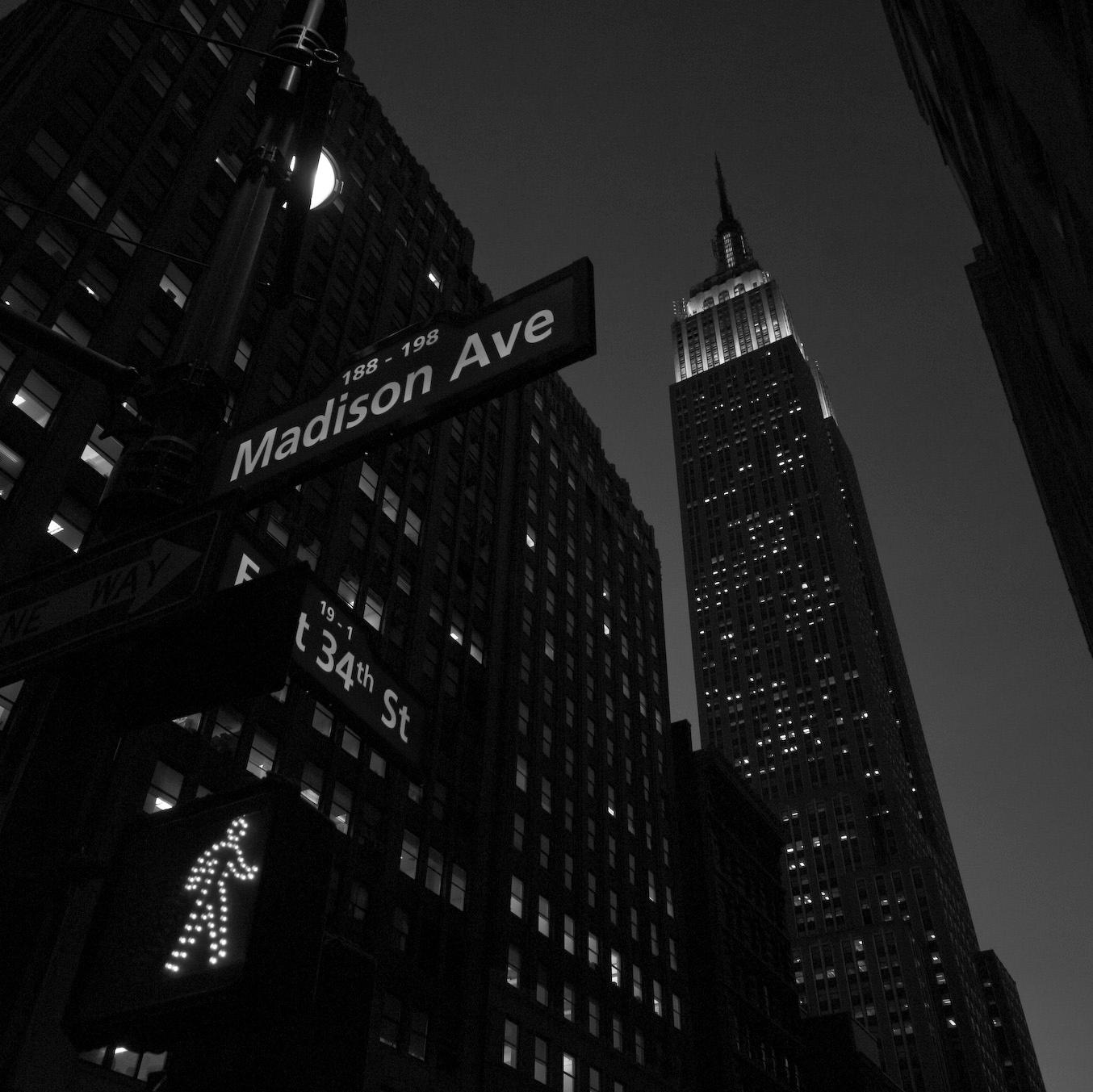 Black and White Photograph Carlo Bevilacqua - NYC Madison Avenue - Empire State Building (d'après la série New York)