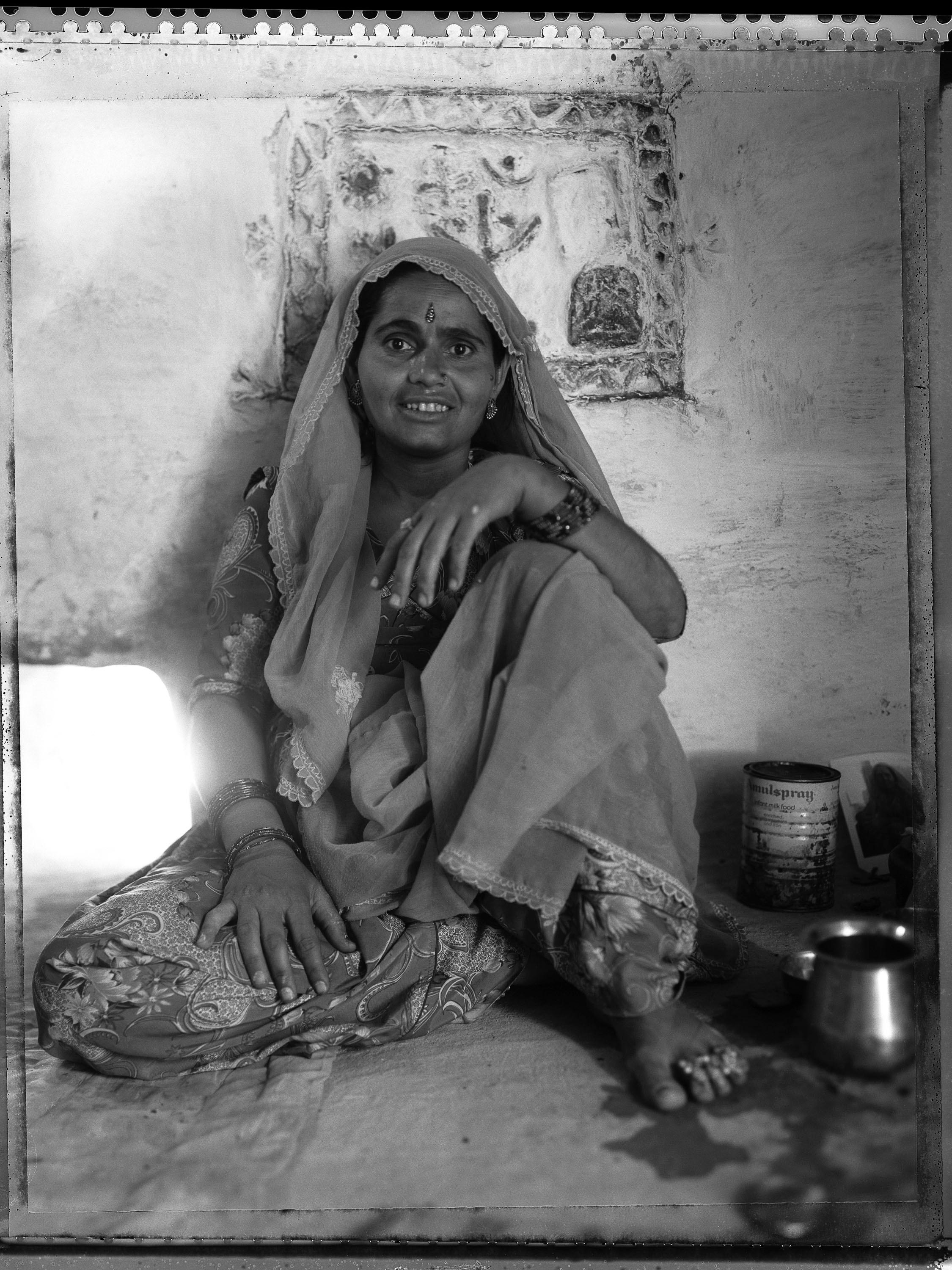 Carlo Bevilacqua Portrait Photograph - Woman in her haveli -Jaisalmer- Rajastan - India -( from  Indian Stills series )
