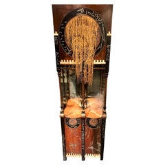 Estantería esquinera Carlo Bugatti con espejo oculto 1900