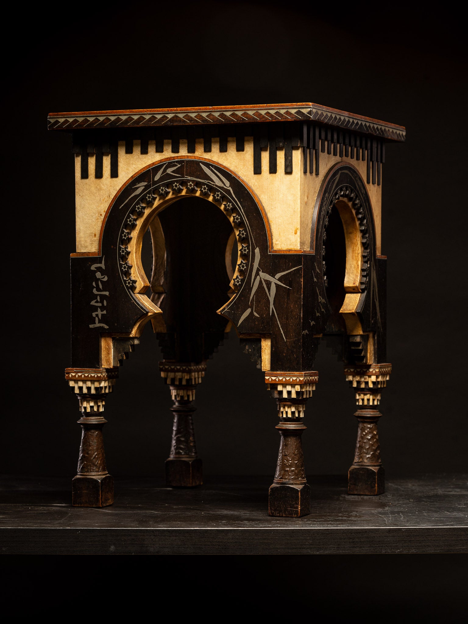Bugatti antique  Les meubles sont visuellement frappants par leur niveau d'ornementation. Cette table d'appoint originale en noyer ébonisé, recouverte de peau de cerf blanchie sur les quatre côtés, d'appliques et d'enveloppes de pieds en cuivre