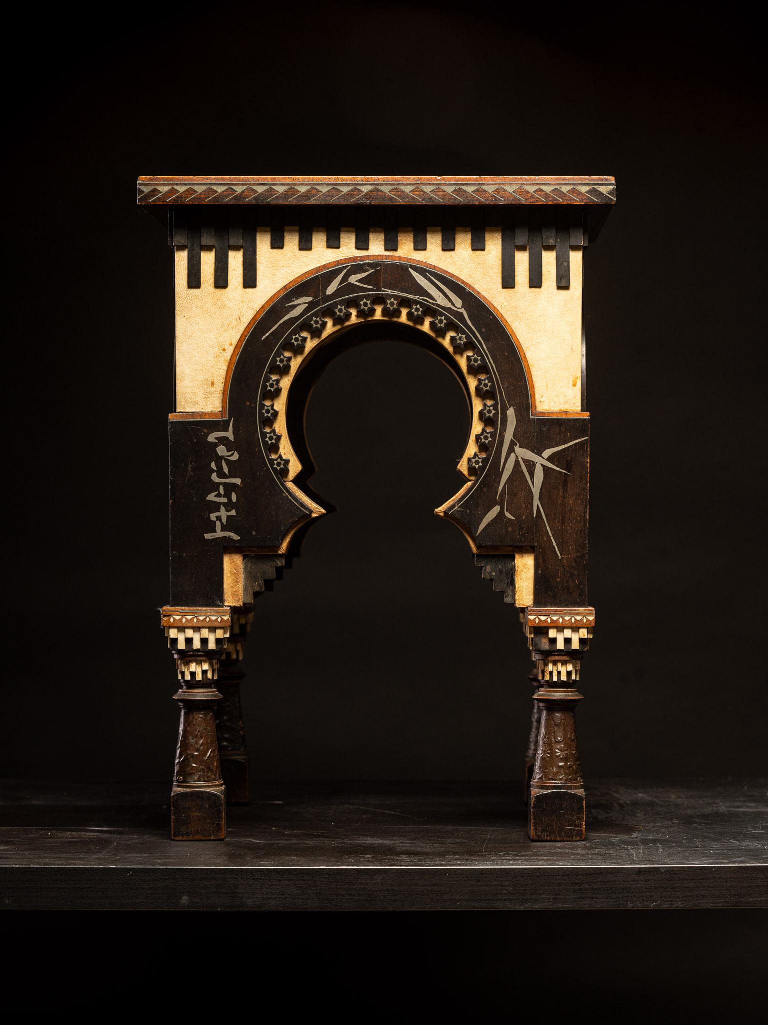 Français Table d'appoint originale du 19ème siècle par Carlo Bugatti (1856-1940).