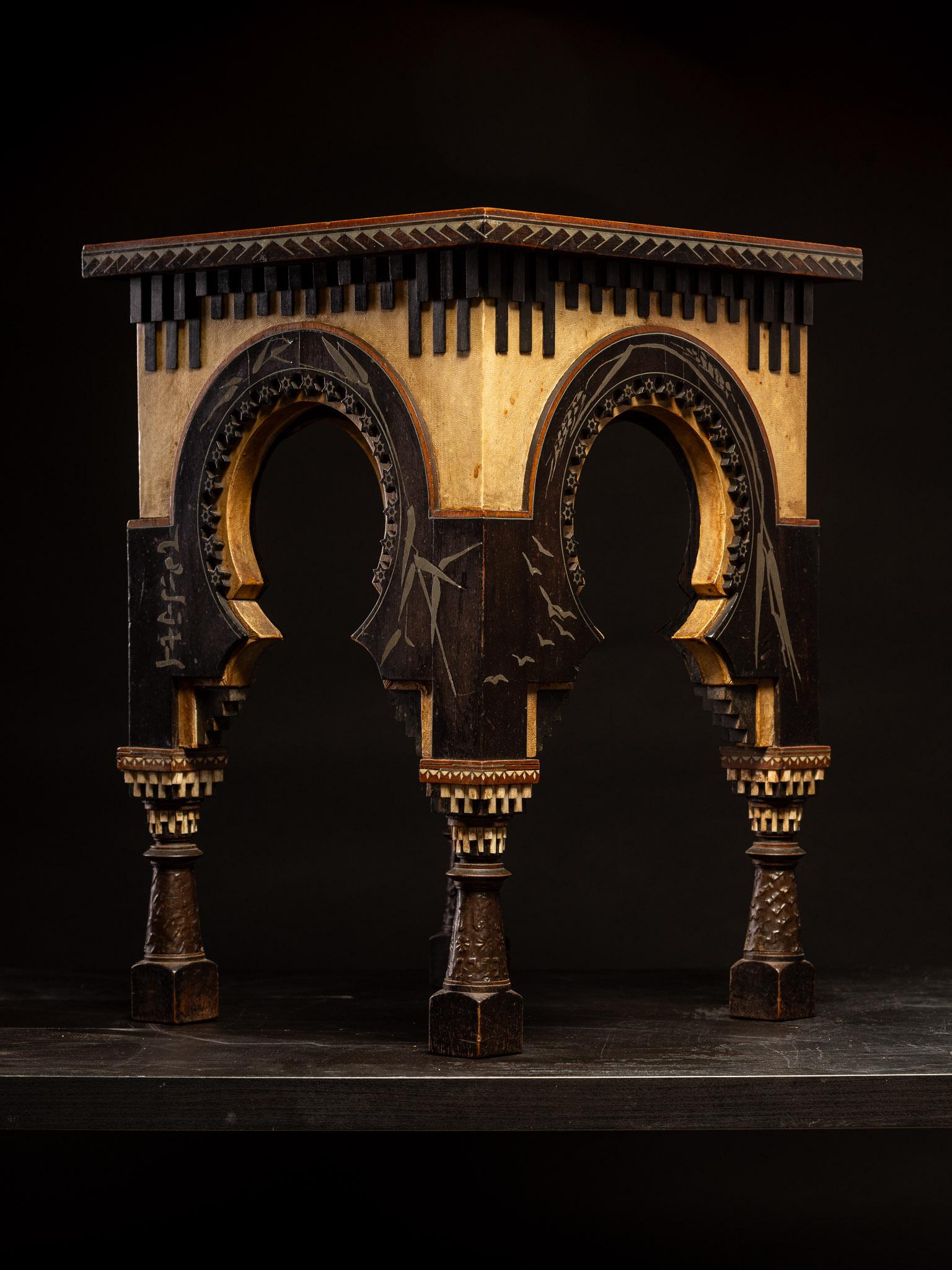 Fait main Table d'appoint originale du 19ème siècle par Carlo Bugatti (1856-1940).