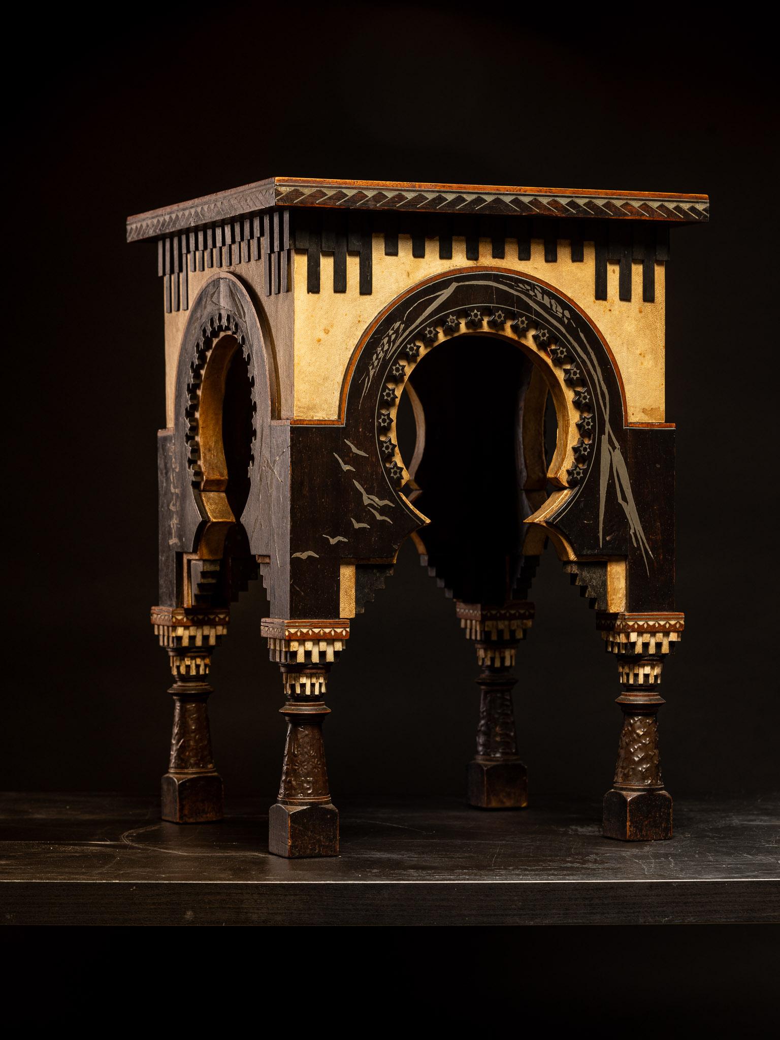 Table d'appoint originale du 19ème siècle par Carlo Bugatti (1856-1940). Bon état à Leuven , BE