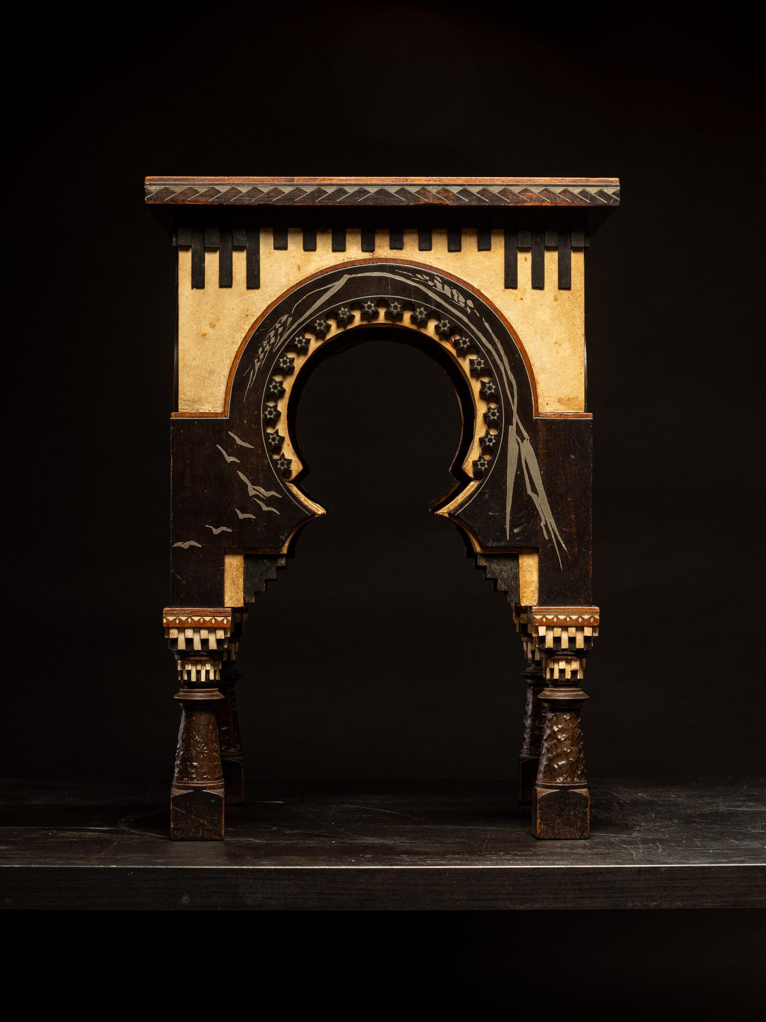 XIXe siècle Table d'appoint originale du 19ème siècle par Carlo Bugatti (1856-1940).