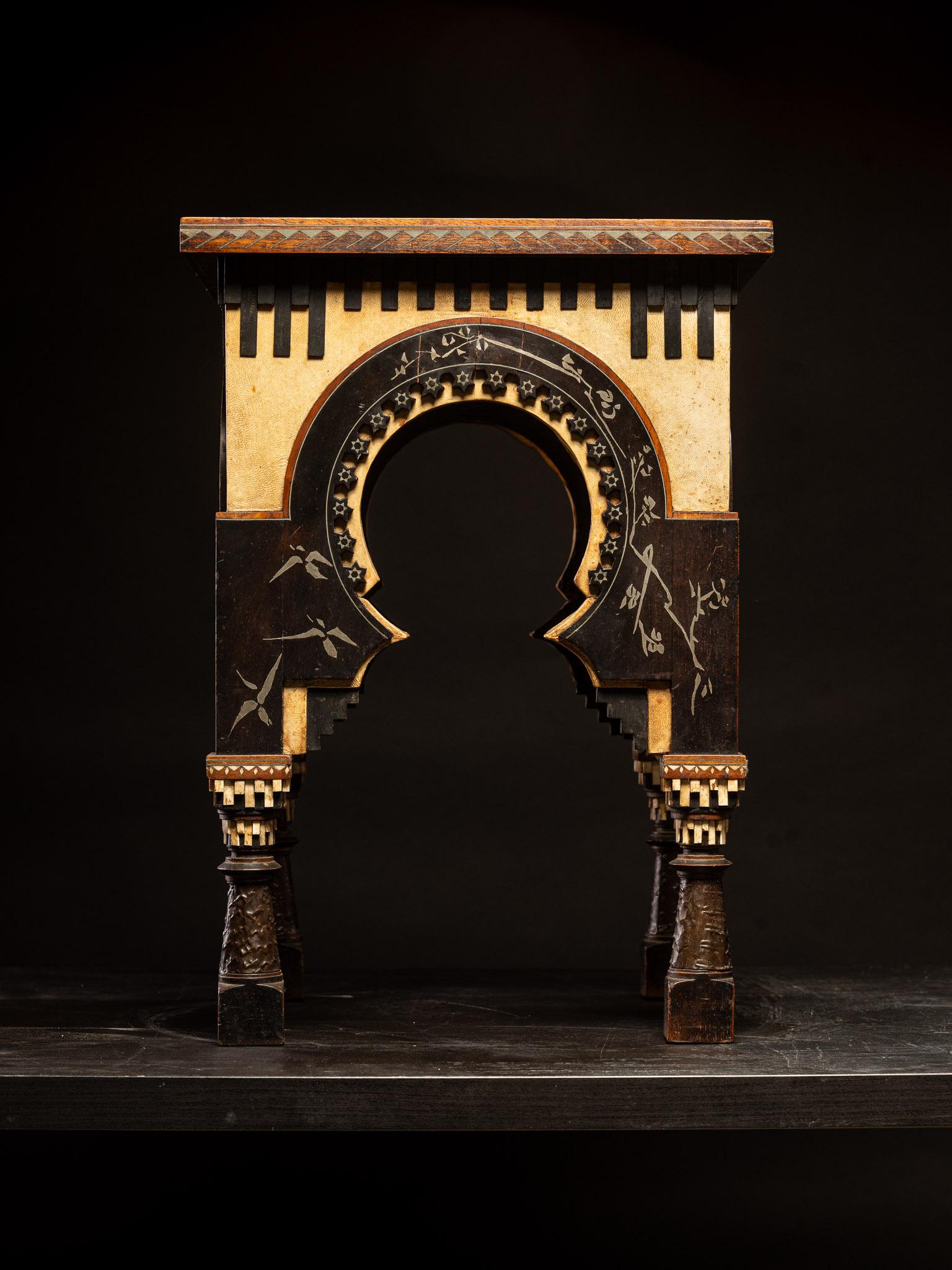 Table d'appoint originale du 19ème siècle par Carlo Bugatti (1856-1940). 1